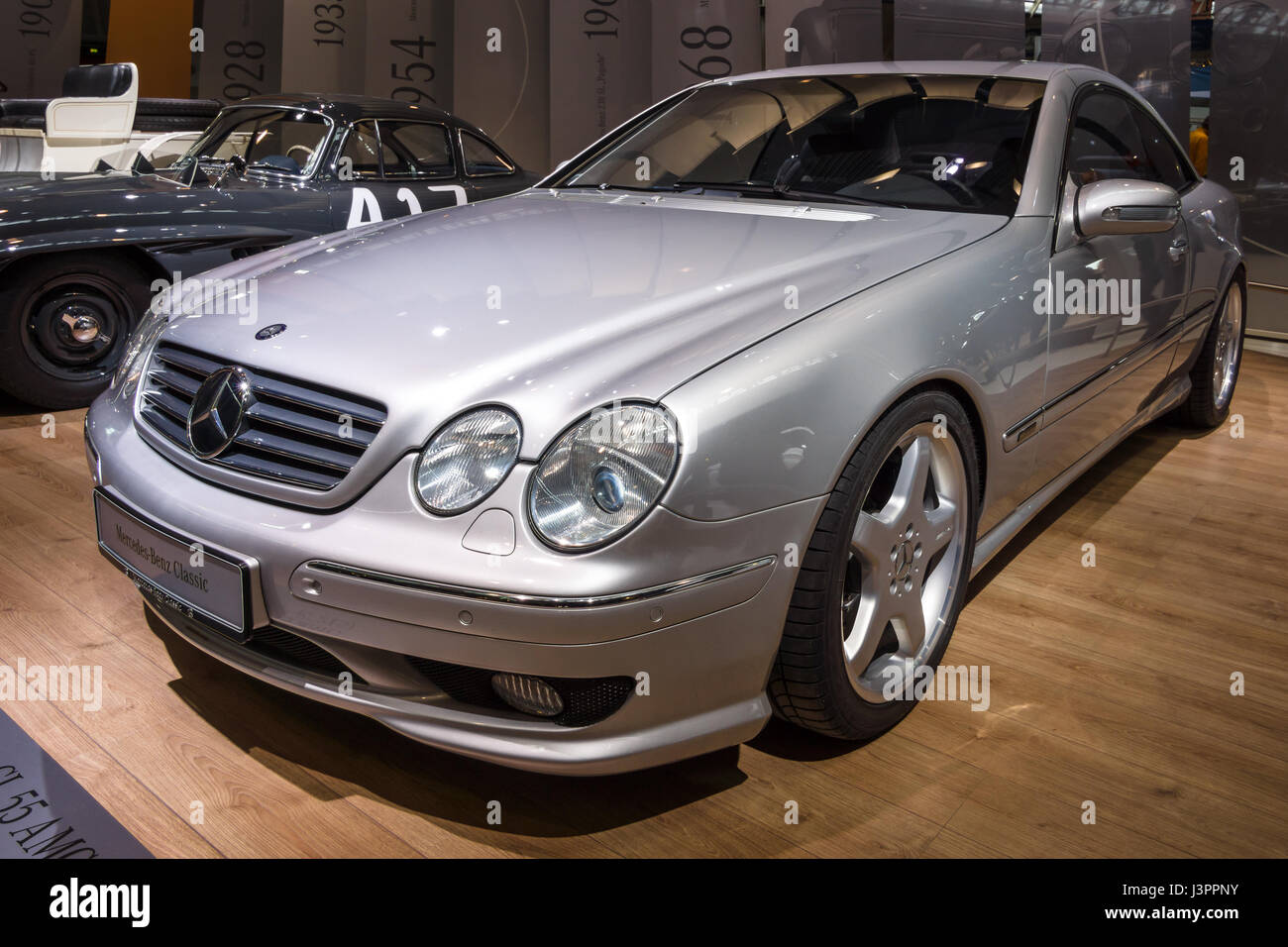 STUTTGART, Germania - 03 Marzo 2017: Gran lusso grand tourer vettura Mercedes-Benz CL 55 AMG 'F1 Limited Edition", (C215), 2001. In Europa il più grande classico auto exhibition 'retrò classici' Foto Stock