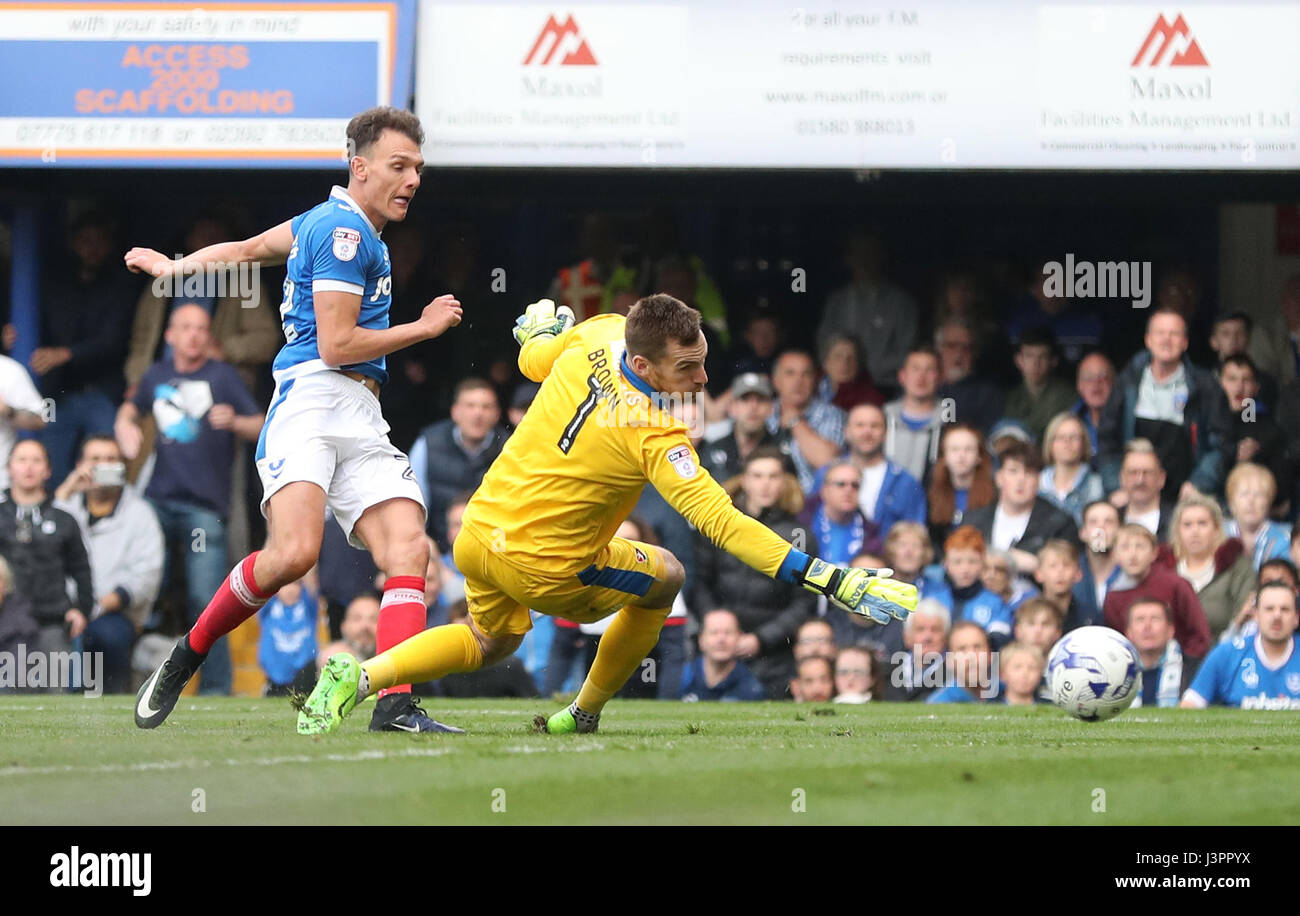 Il Portsmouth Kal Naismith punteggi il suo lato è il sesto Obiettivo del gioco durante la scommessa del Cielo lega due corrispondono a Fratton Park di Portsmouth. Foto Stock