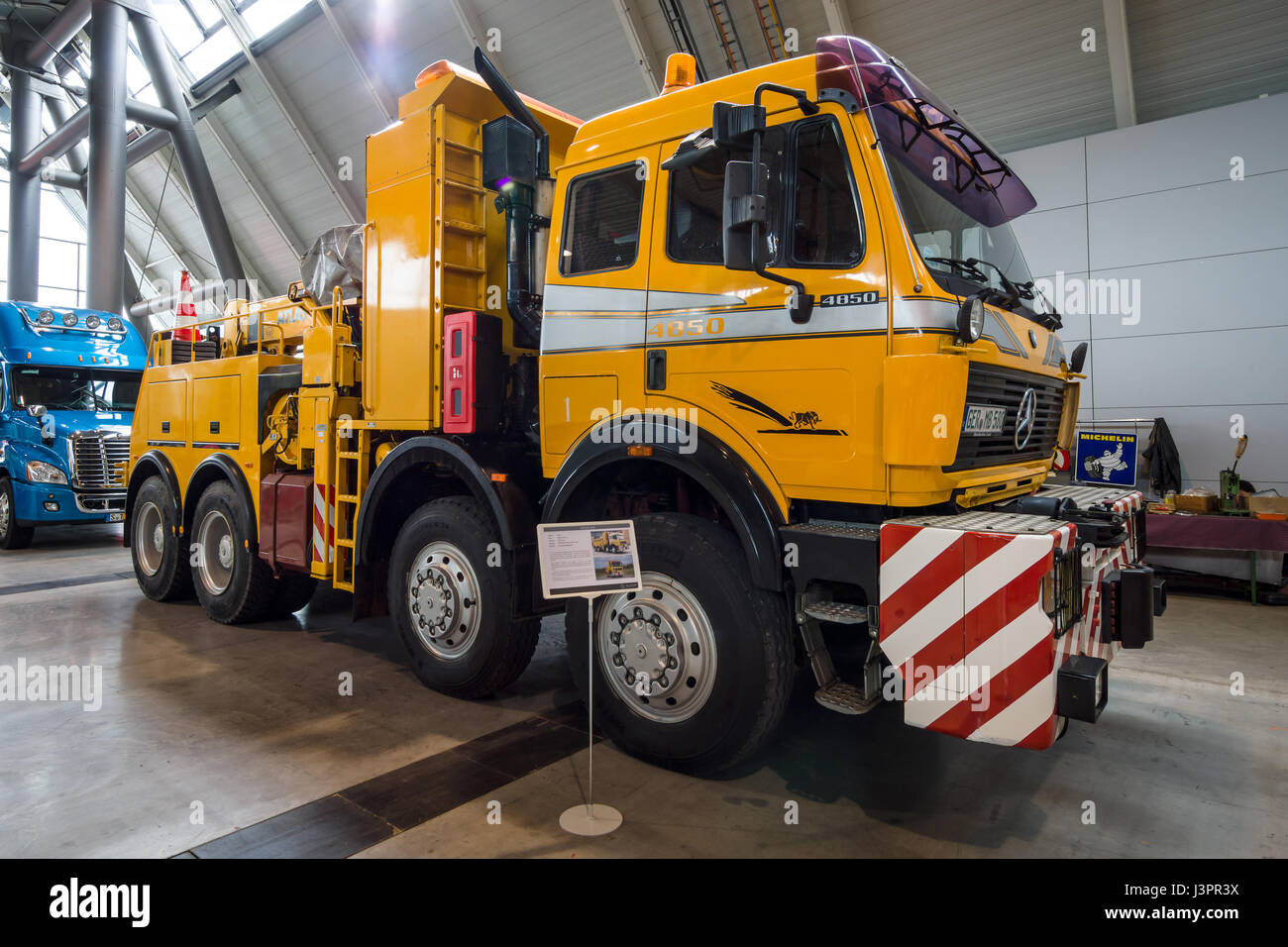STUTTGART, Germania - 03 Marzo 2017: carrello per impieghi pesanti Mercedes-Benz 4850 come 8x8, 1985. In Europa il più grande classico auto exhibition 'retrò classici' Foto Stock