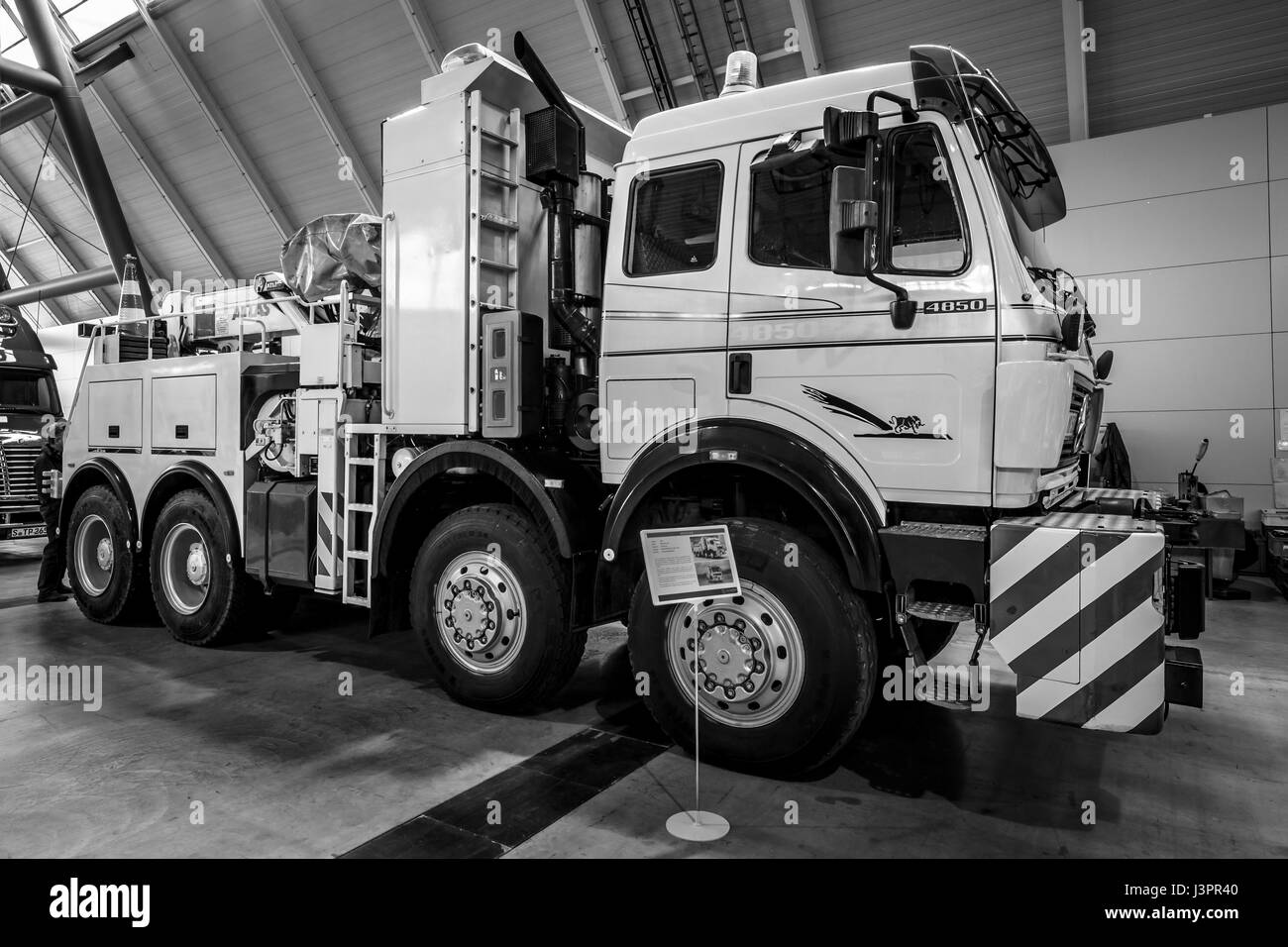 STUTTGART, Germania - 03 Marzo 2017: carrello per impieghi pesanti Mercedes-Benz 4850 come 8x8, 1985. In bianco e nero. In Europa il più grande classico auto exhibition 'retrò classici' Foto Stock