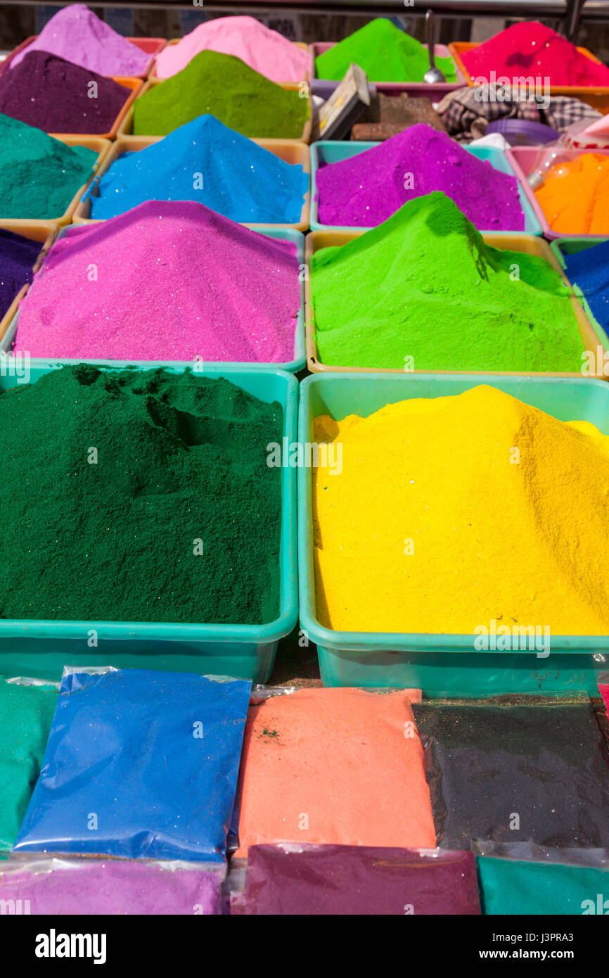 Abbigliamento colorato coloranti, Mumbai, India Foto stock - Alamy