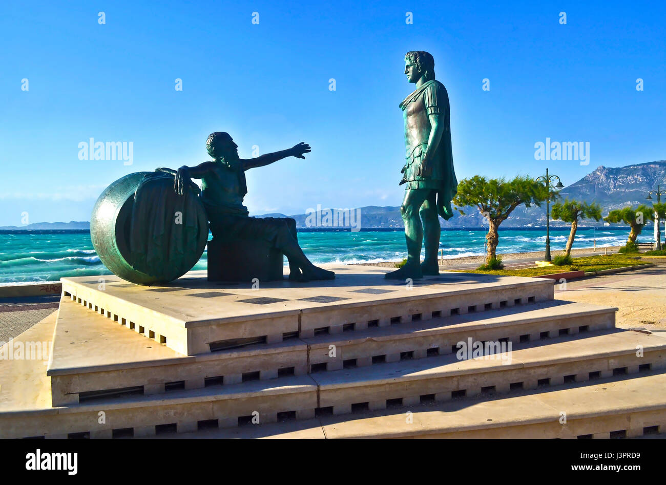 Le statue di Alessandro il Grande e il greco filosopher Diogene di Corinto - Grecia Foto Stock