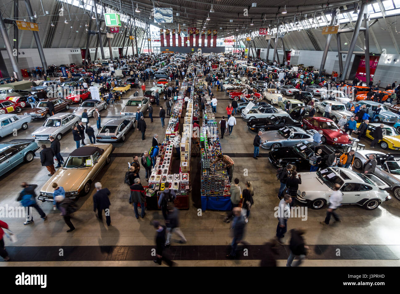 STUTTGART, Germania - 03 Marzo 2017: padiglione espositivo con diverse vetture. Vista da sopra. In Europa il più grande classico auto exhibition 'retrò classici' Foto Stock