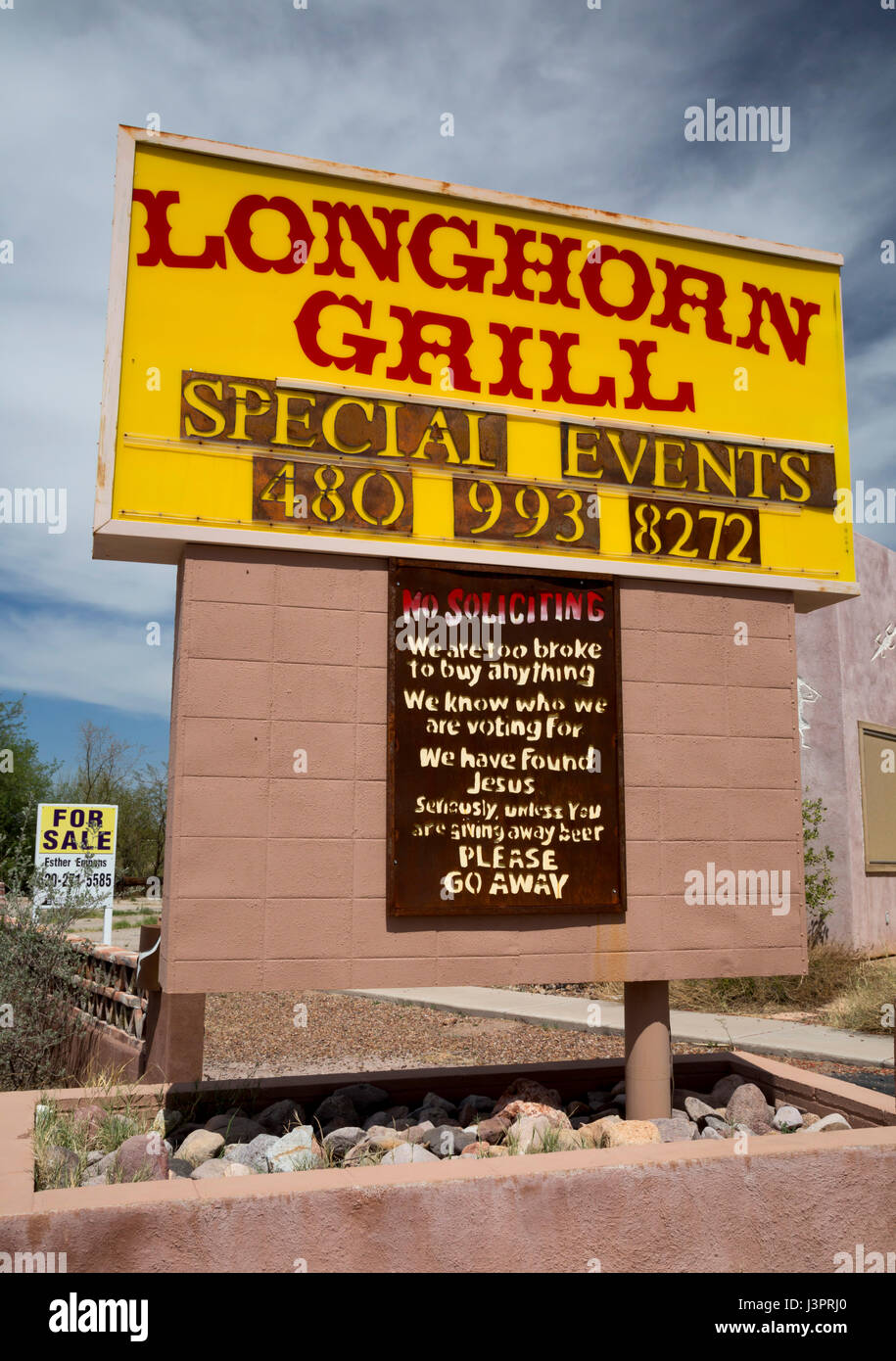 Amado, Arizona - Il Longhorn Grill, in vendita. Apparentemente troppo molte persone ascoltate il proprietario del suggerimento di "Si prega di andare lontano.". Foto Stock
