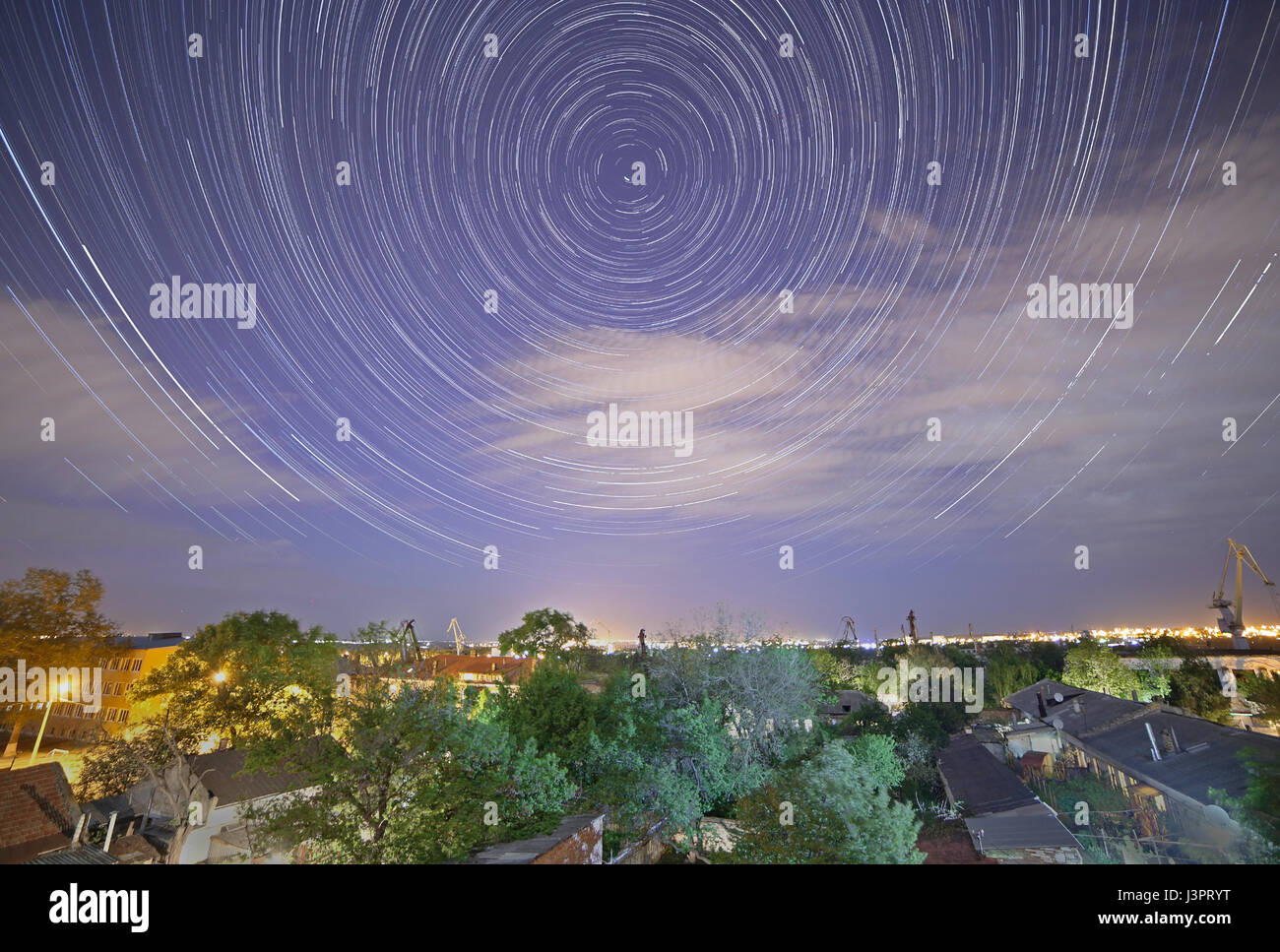 Le vie di stelle nella notte il cielo sopra la città Foto Stock