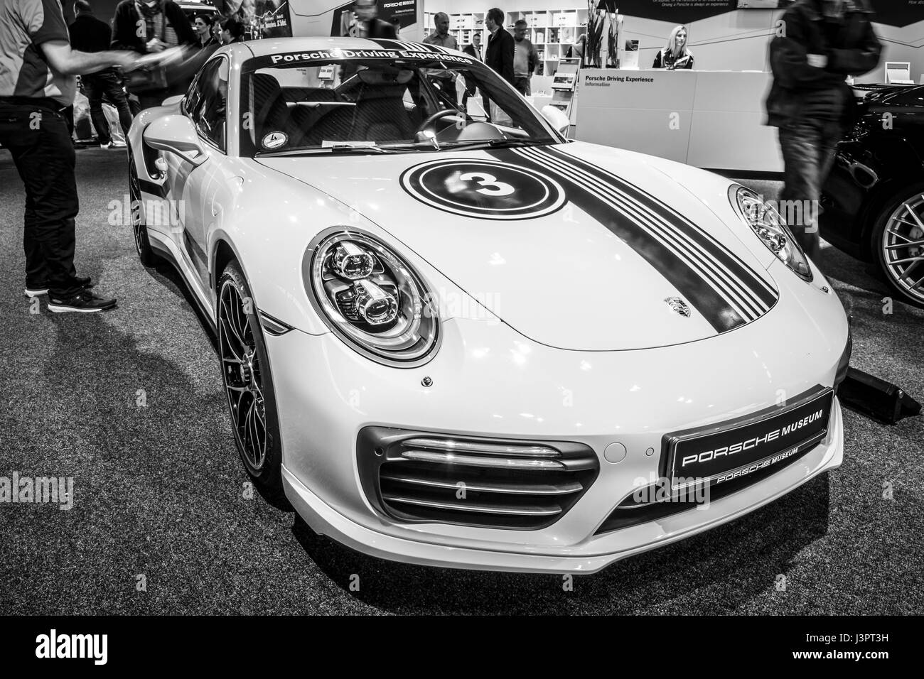 STUTTGART, Germania - 03 Marzo 2017: auto sportiva Porsche 911 Turbo S, 2016. In bianco e nero. In Europa il più grande classico auto exhibition 'retrò classici' Foto Stock