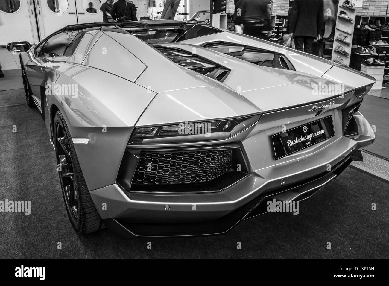 STUTTGART, Germania - 03 Marzo 2017: auto sportive Lamborghini Aventador LP 700-4, 2014. Vista posteriore. In bianco e nero. In Europa il più grande classico auto exhibition 'retrò classici' Foto Stock