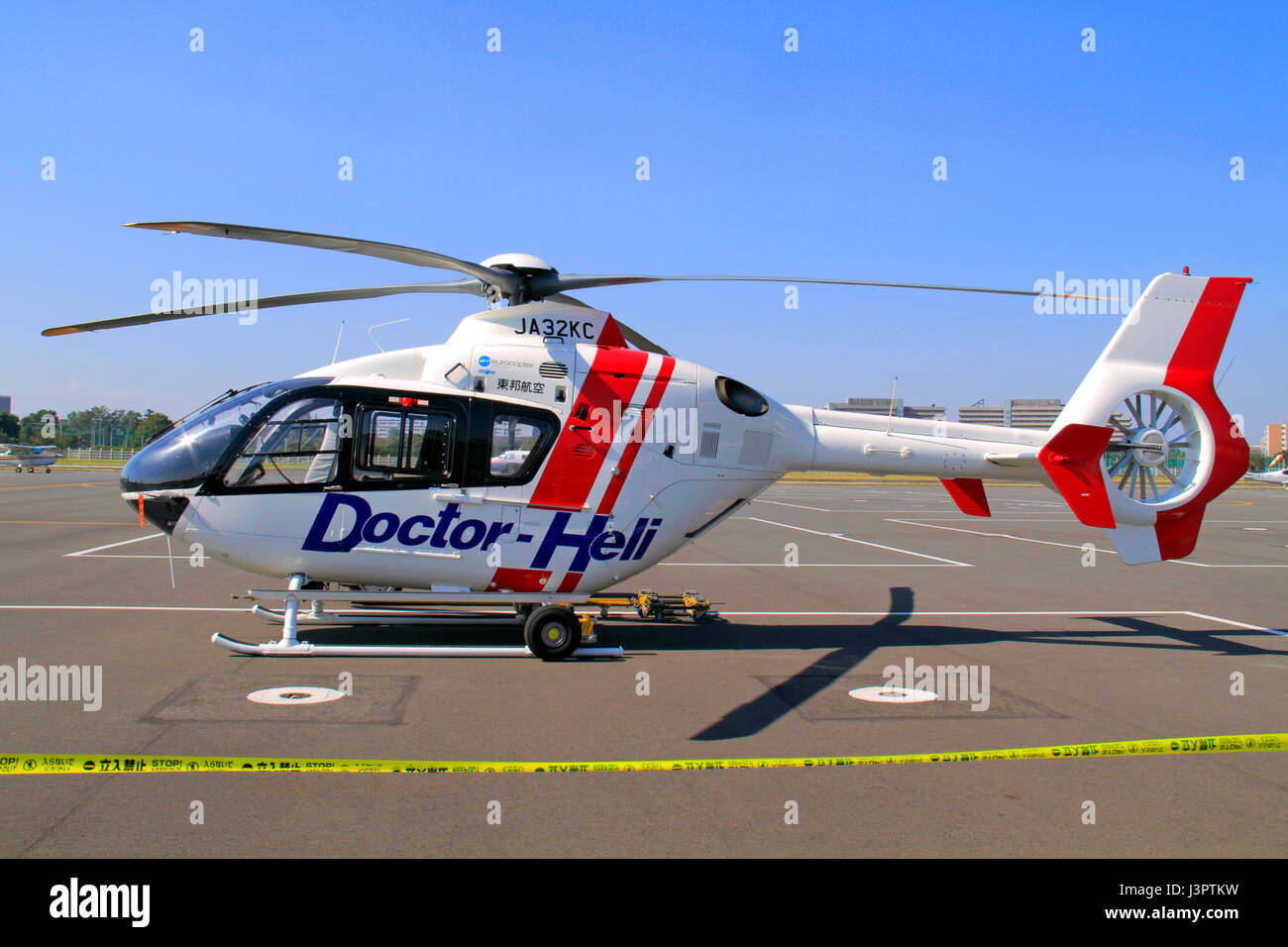 Aria Servizio medico elicottero a Chofu Airport Tokyo Giappone Foto Stock