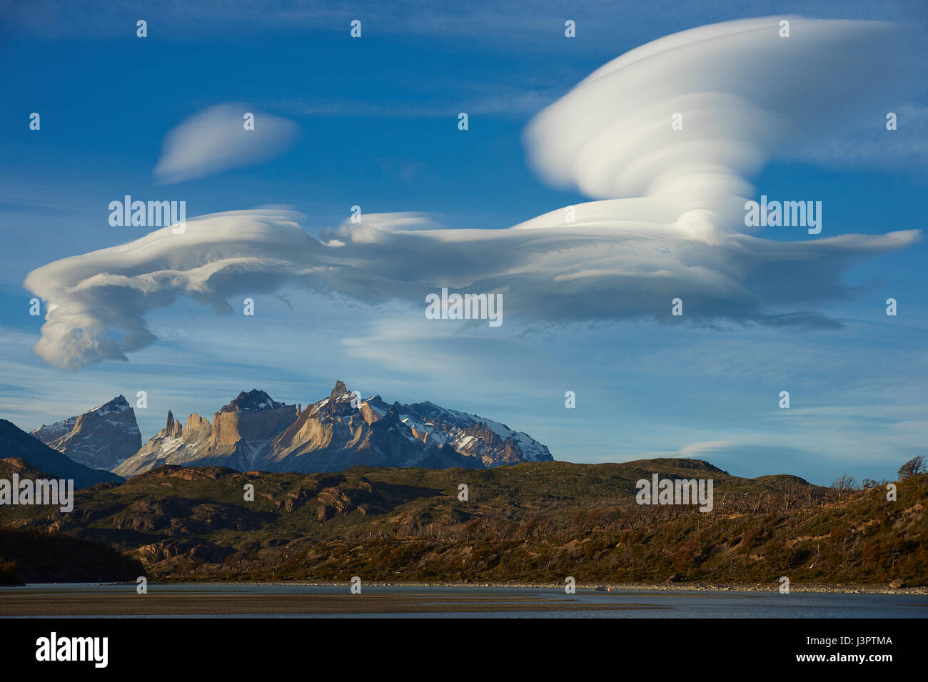 Lenticolare di nuvole sopra le montagne del Parco Nazionale di Torres del Paine in Patagonia, Cile Foto Stock