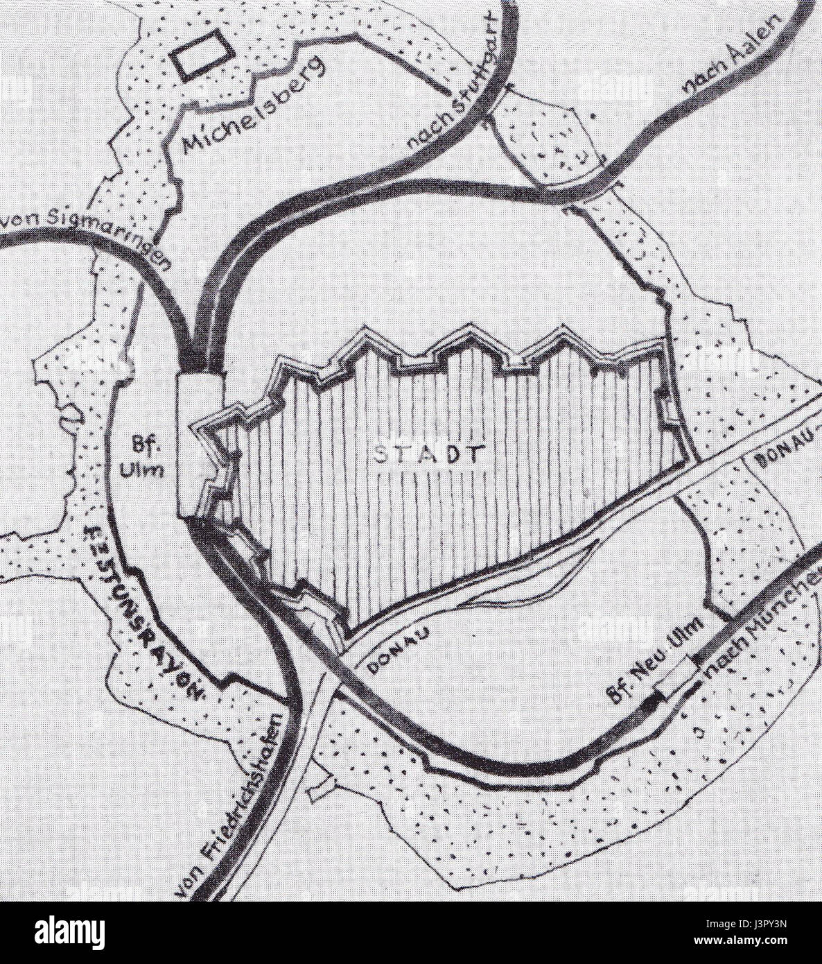 Una mappa che mostra le linee ferroviarie di Ulma, Germania. La mappa delinea le varie rotte ferroviarie che collegano Ulma con altre città e regioni, illustrando lo sviluppo della rete di trasporto e delle infrastrutture durante il periodo. Foto Stock