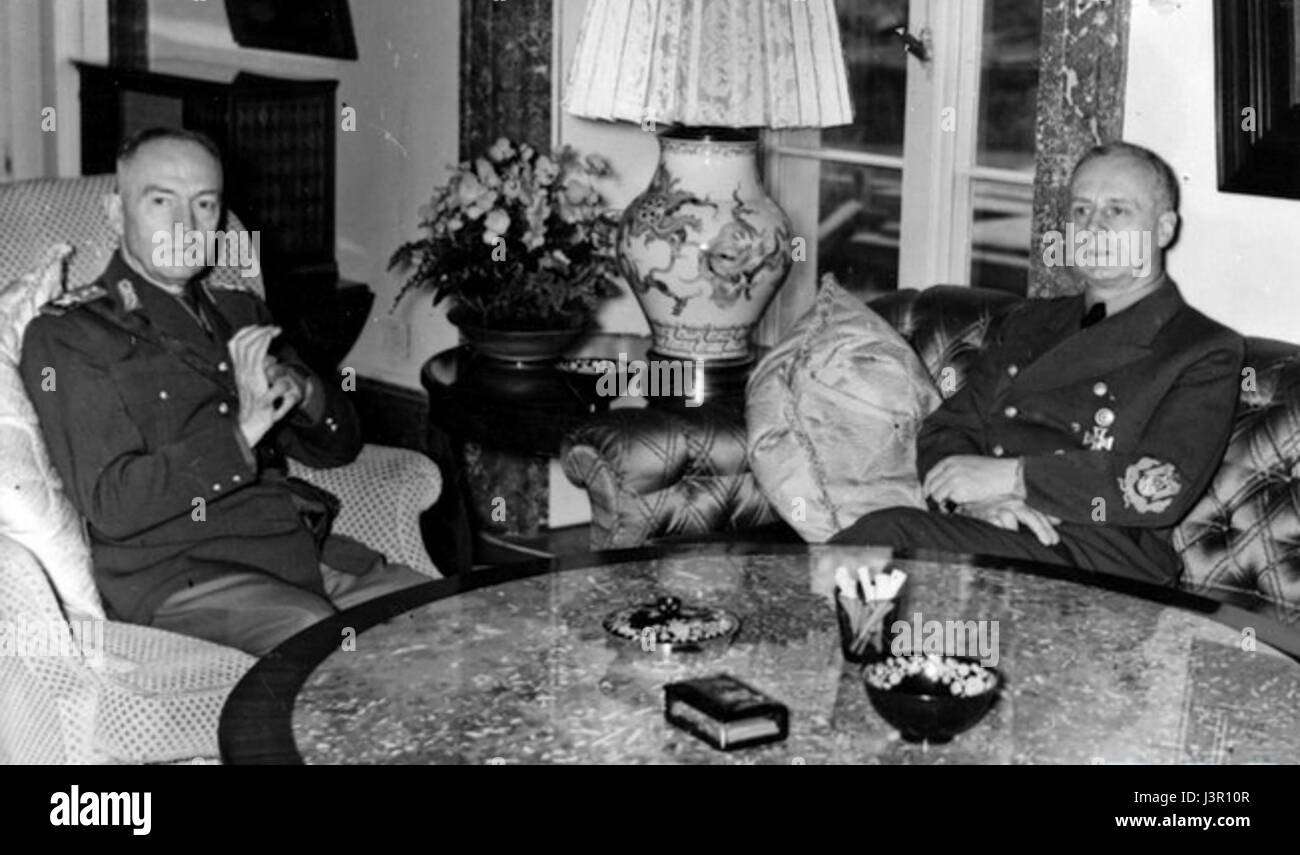 Ion Antonescu, leader militare della Romania durante la seconda guerra mondiale, è raffigurato con Joachim von Ribbentrop, ministro degli Esteri della Germania nazista nel 1940. Questa foto storica evidenzia l'alleanza politica tra Romania e Germania nazista durante la guerra. Foto Stock