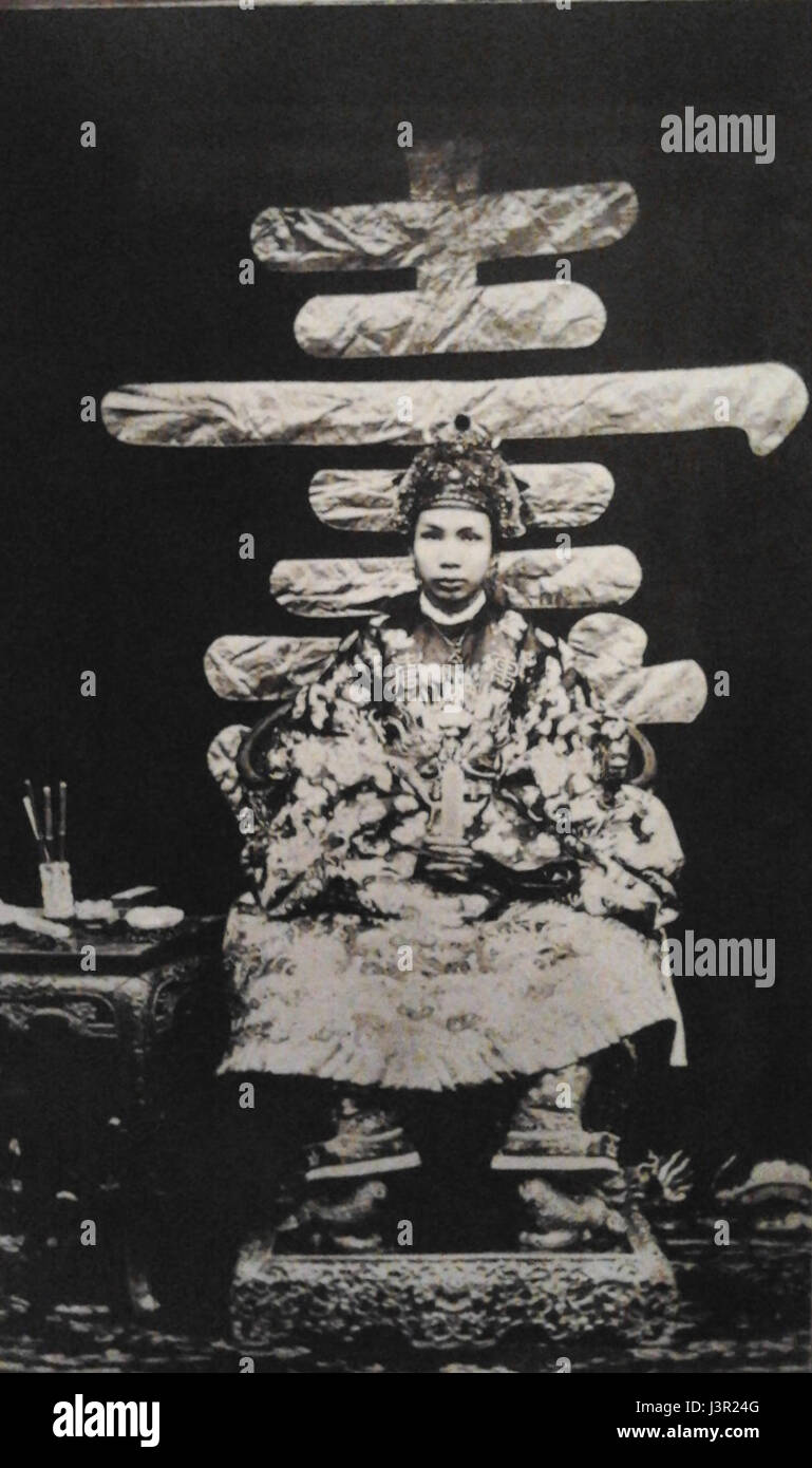 L'Intronisation du roi Dong Khanh si riferisce all'incoronazione formale del re Dong Khanh del Vietnam. L'evento segnò un momento importante nella storia vietnamita, simboleggiando un cambiamento nella leadership durante la fine del XIX secolo. Foto Stock