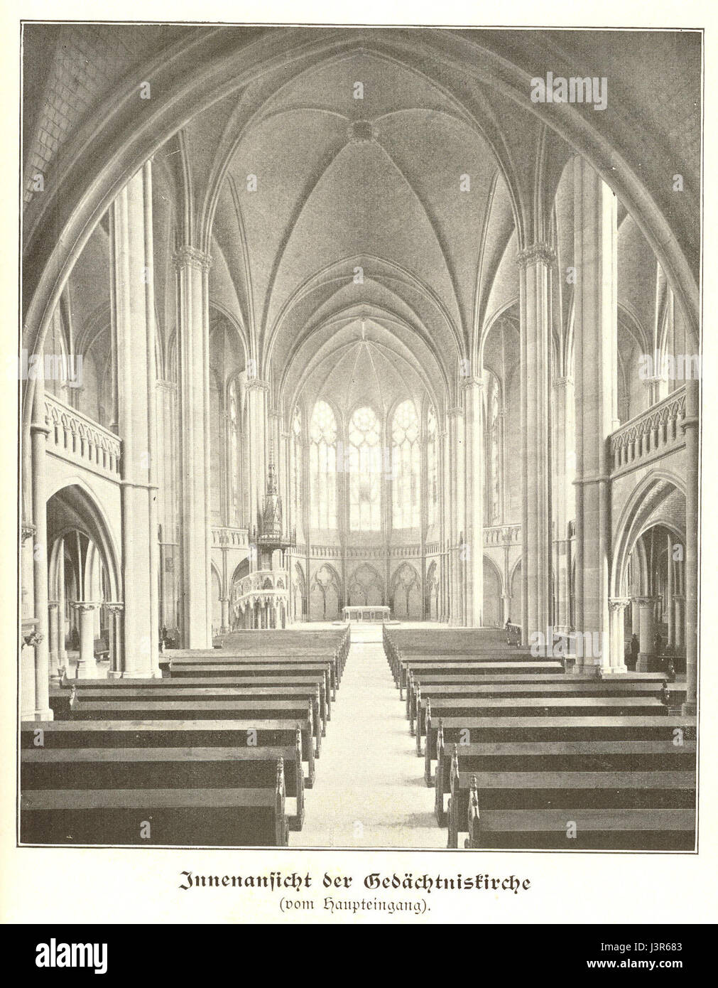 Una vista interna della GedÃ¤chtniskirche (Chiesa commemorativa) di Berlino, concentrata sulla sezione orientale della chiesa. La chiesa è un simbolo della Germania del dopoguerra ed è conosciuta per la sua architettura storica. Foto Stock