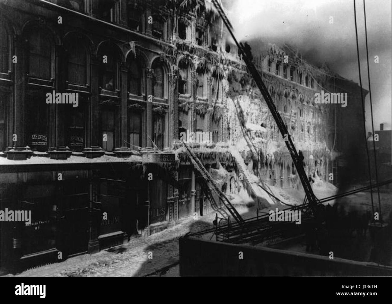 L'incendio del 1888 alla Petite Rue Saint Jacques a Montreal fu un evento significativo nella storia della città, causando notevoli danni alle proprietà. Mette in evidenza i rischi e l'impatto degli incendi urbani nel XIX secolo. Foto Stock L'incendio del 1888 alla Petite Rue Saint Jacques a Montreal fu un evento significativo nella storia della città, causando notevoli danni alle proprietà. Mette in evidenza i rischi e l'impatto degli incendi urbani nel XIX secolo. Foto Stock