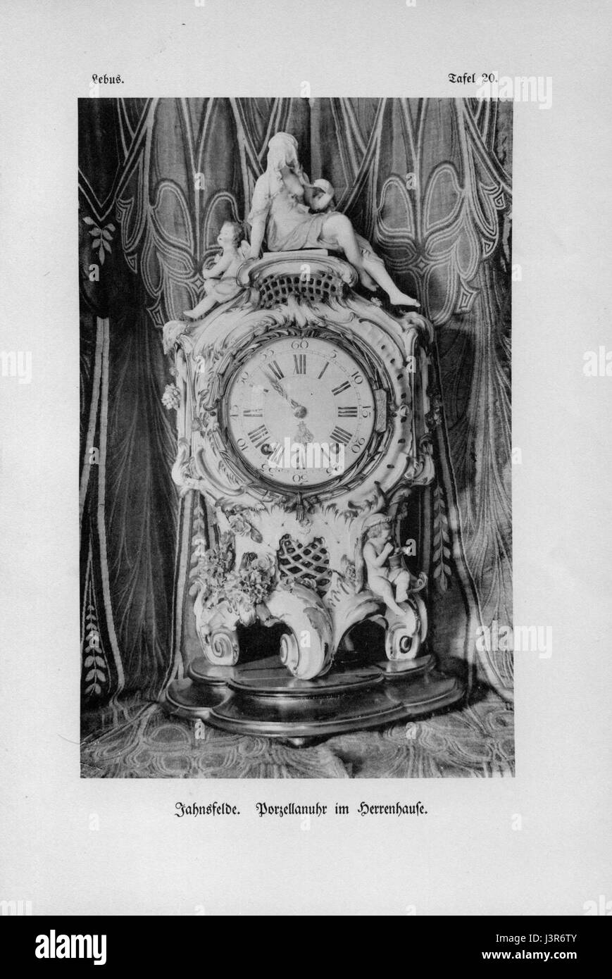 Il Jahnsfelde Porzellanuhr è un orologio in porcellana situato nella Herrenhause Lebus, significativo per la sua artigianalità e il valore culturale nelle arti decorative europee Foto Stock