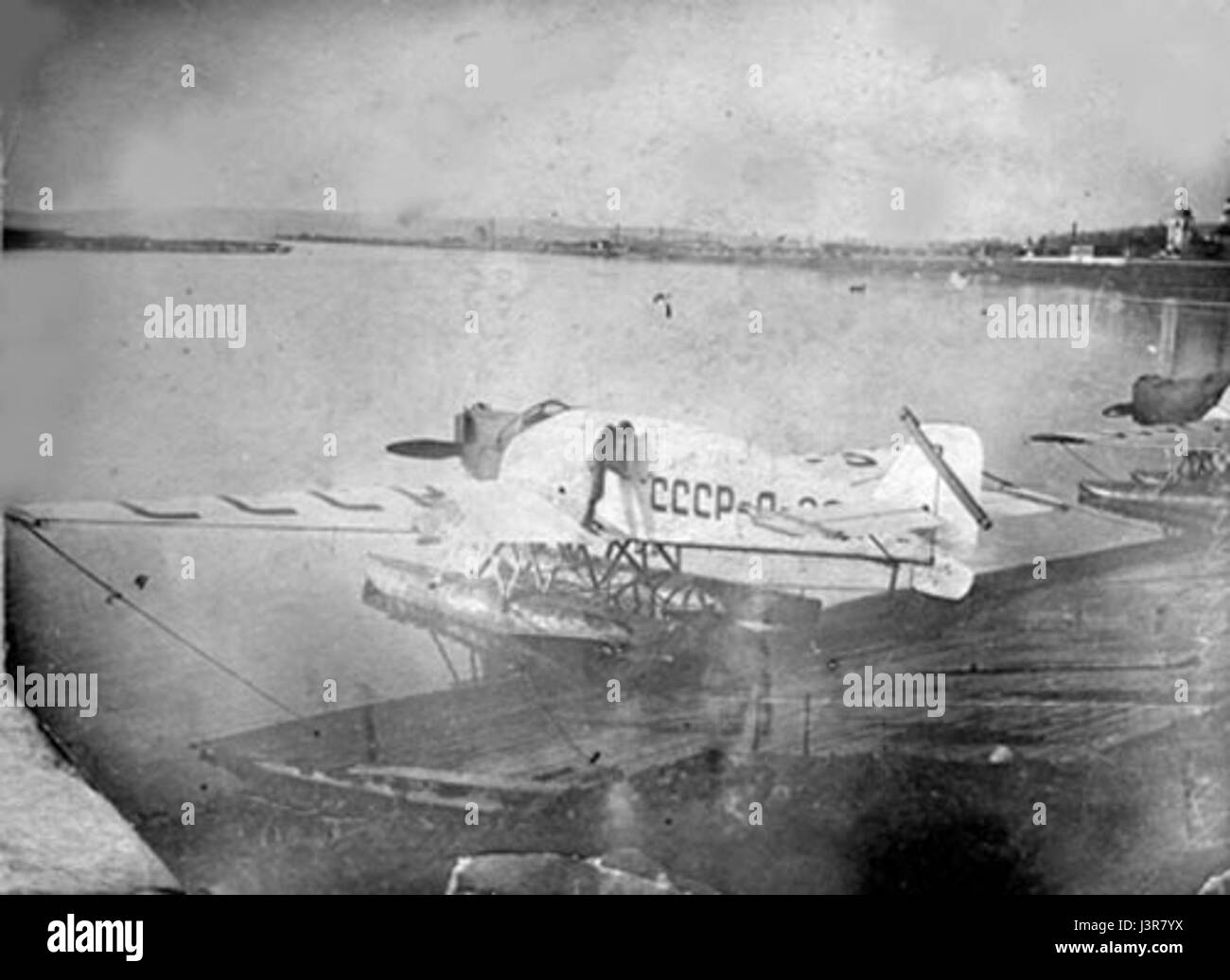 L'idroporto di Irkutsk, situato in Russia, funge da importante snodo per il trasporto d'acqua, facilitando il transito di merci e passeggeri lungo il fiume Angara, una parte essenziale delle infrastrutture della regione. Foto Stock
