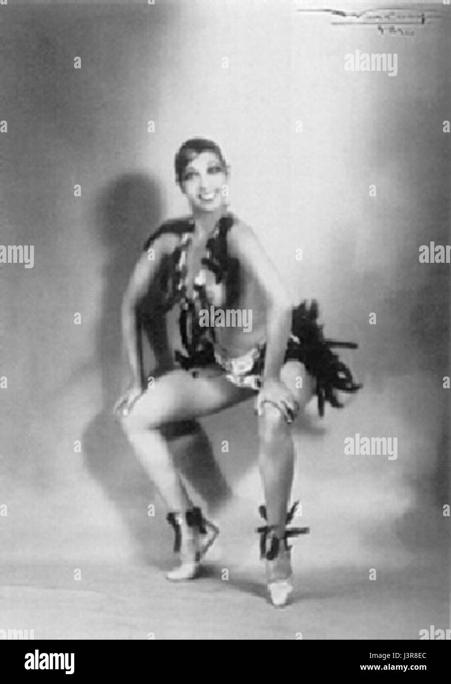 Josephine Baker era un'intrattenitrice francese di origine americana, nota per i suoi contributi all'era jazz e il suo coinvolgimento nel movimento per i diritti civili. Divenne famosa per le sue esibizioni a Parigi e il suo lavoro come spia durante la seconda guerra mondiale Foto Stock