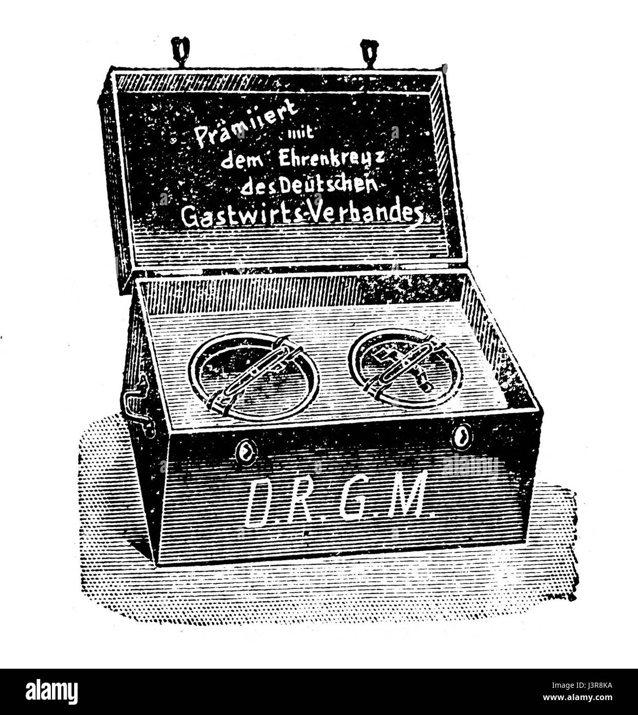 Il Kochkiste è un oggetto storico del 1889, probabilmente riferito a una scatola di cottura isolata utilizzata per la cottura lenta o la conservazione del cibo. Si tratta di un primo esempio di tecnologia di cottura a basso consumo energetico. Foto Stock