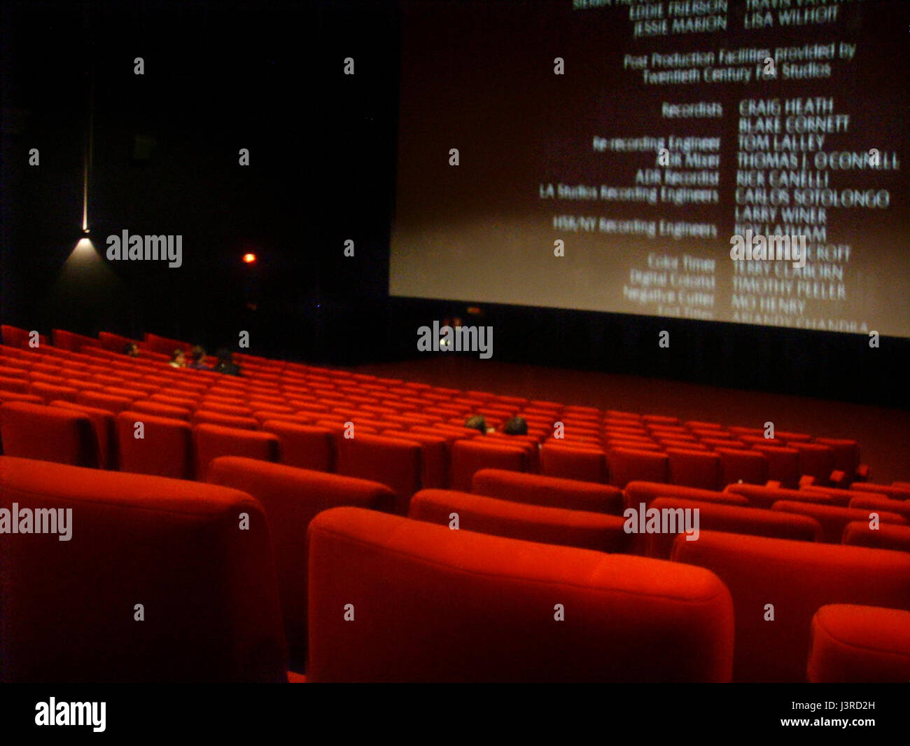 Una vista interna di una sala cinematografica, che può mostrare una proiezione cinematografica o l'architettura dello spazio. Questo cattura l'atmosfera di un cinema tradizionale. Foto Stock