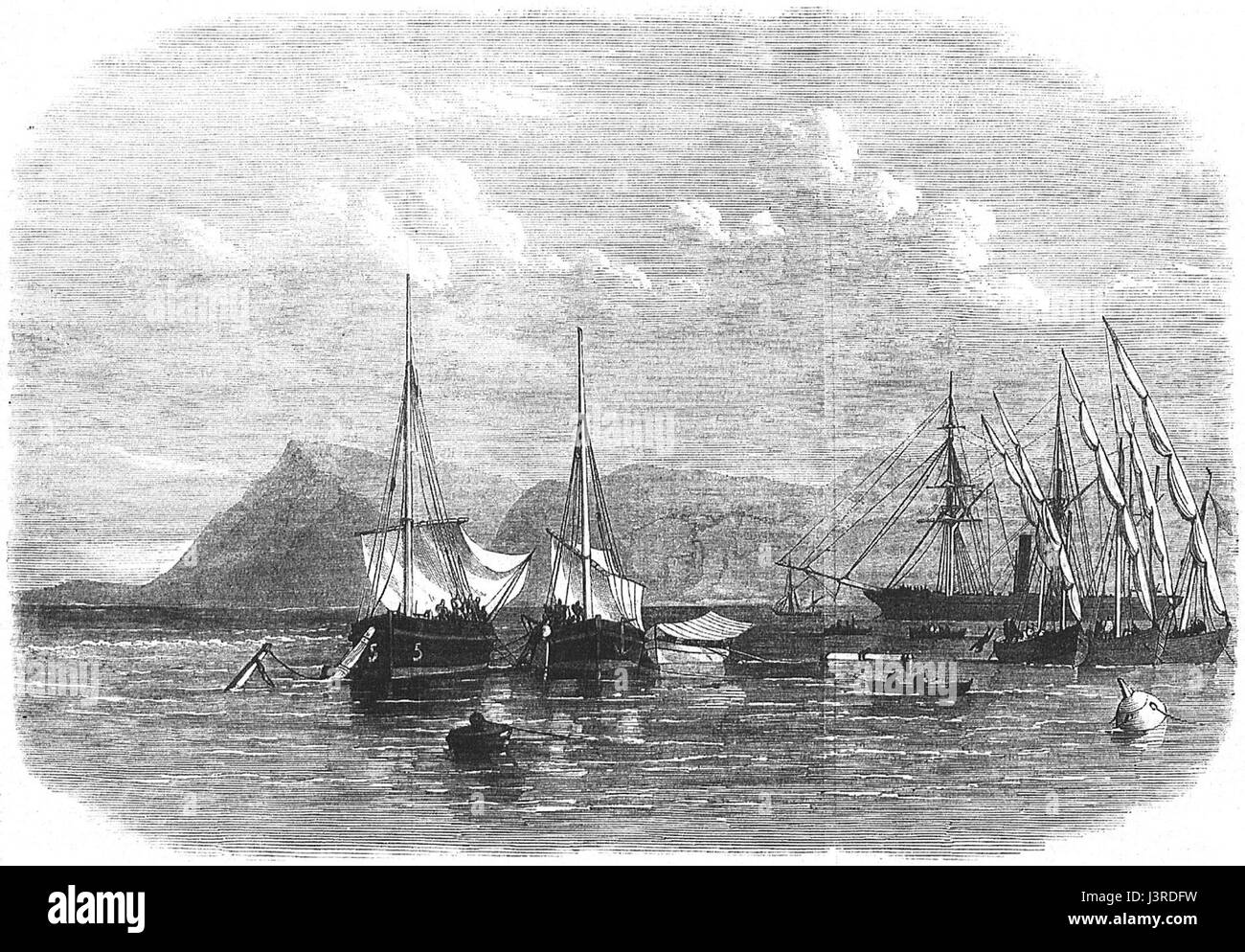 Questa immagine mostra la nave carnatica che recupera il suo carico, un evento significativo che probabilmente si riferisce a un'operazione di salvataggio o salvataggio marittimo. Foto Stock