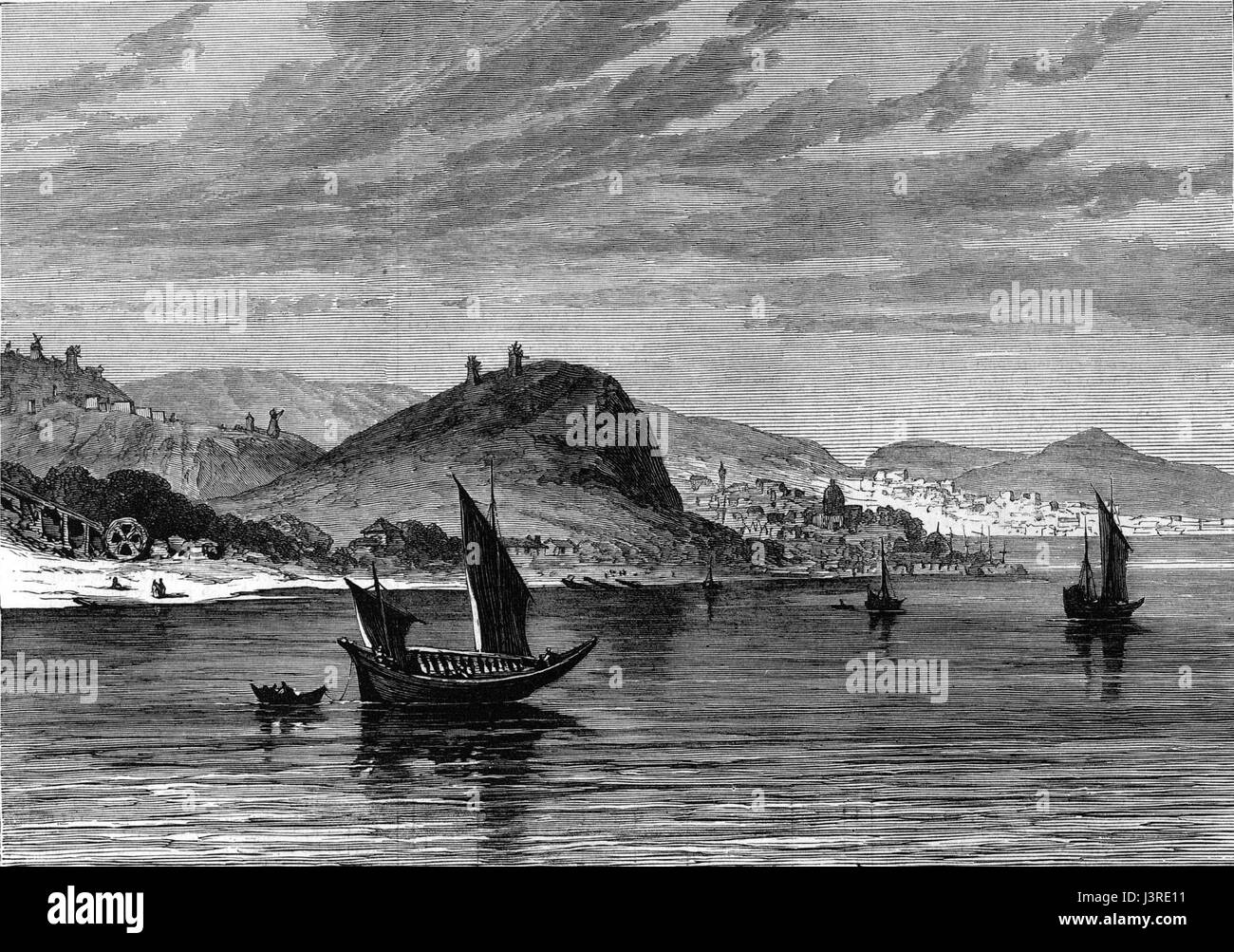 Questa immagine tratta dal "Illustrated London News" raffigura Tuldscha, una città situata sul fiume Danubio. L'illustrazione cattura il paesaggio panoramico e il significato culturale di questa zona in Europa. Foto Stock