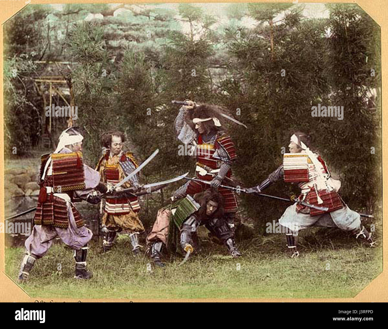 Questa immagine mostra la tradizionale armatura giapponese dei samurai, indossata dai guerrieri nel Giappone feudale. L'armatura riflette l'artigianato, il significato culturale e il ruolo militare dei samurai durante il periodo medievale. Foto Stock