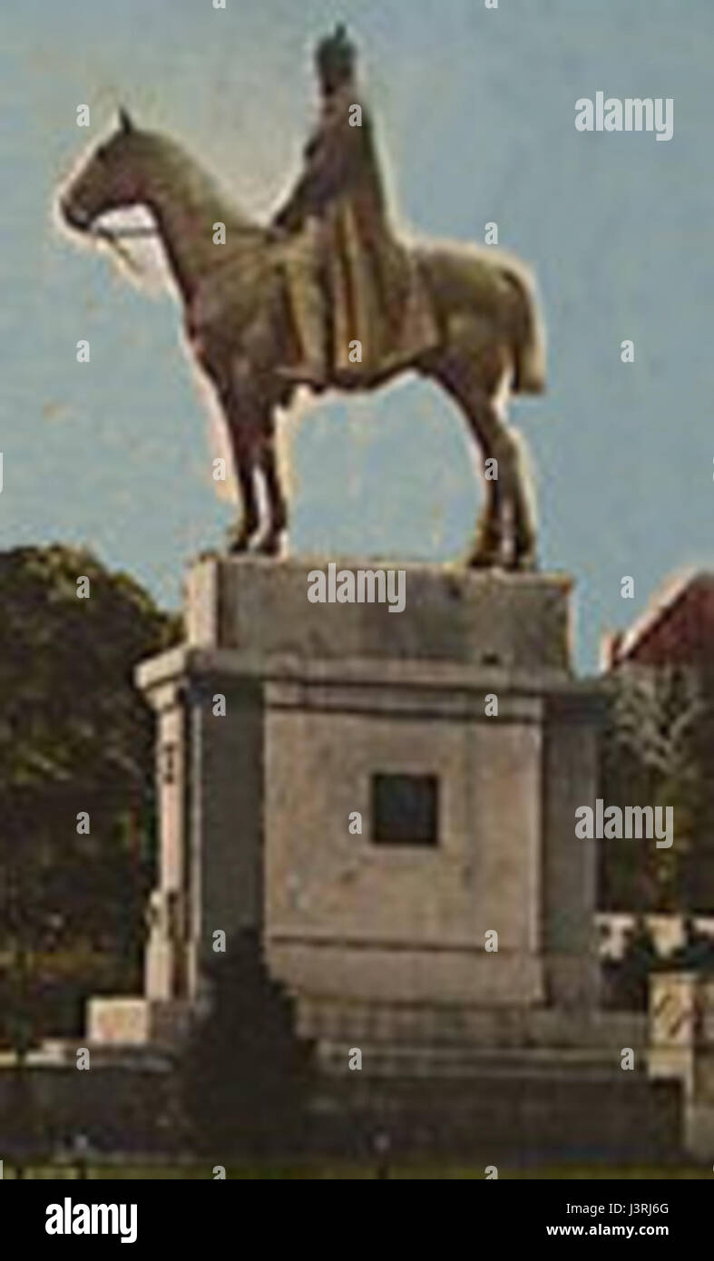 La statua equestre del Kaiser Wilhelm a Spandau, inaugurata nel 1912, è un monumento storico in onore dell'imperatore tedesco Guglielmo I. questa statua riflette l'eredità imperiale e la forza militare della Germania del XIX secolo. Foto Stock