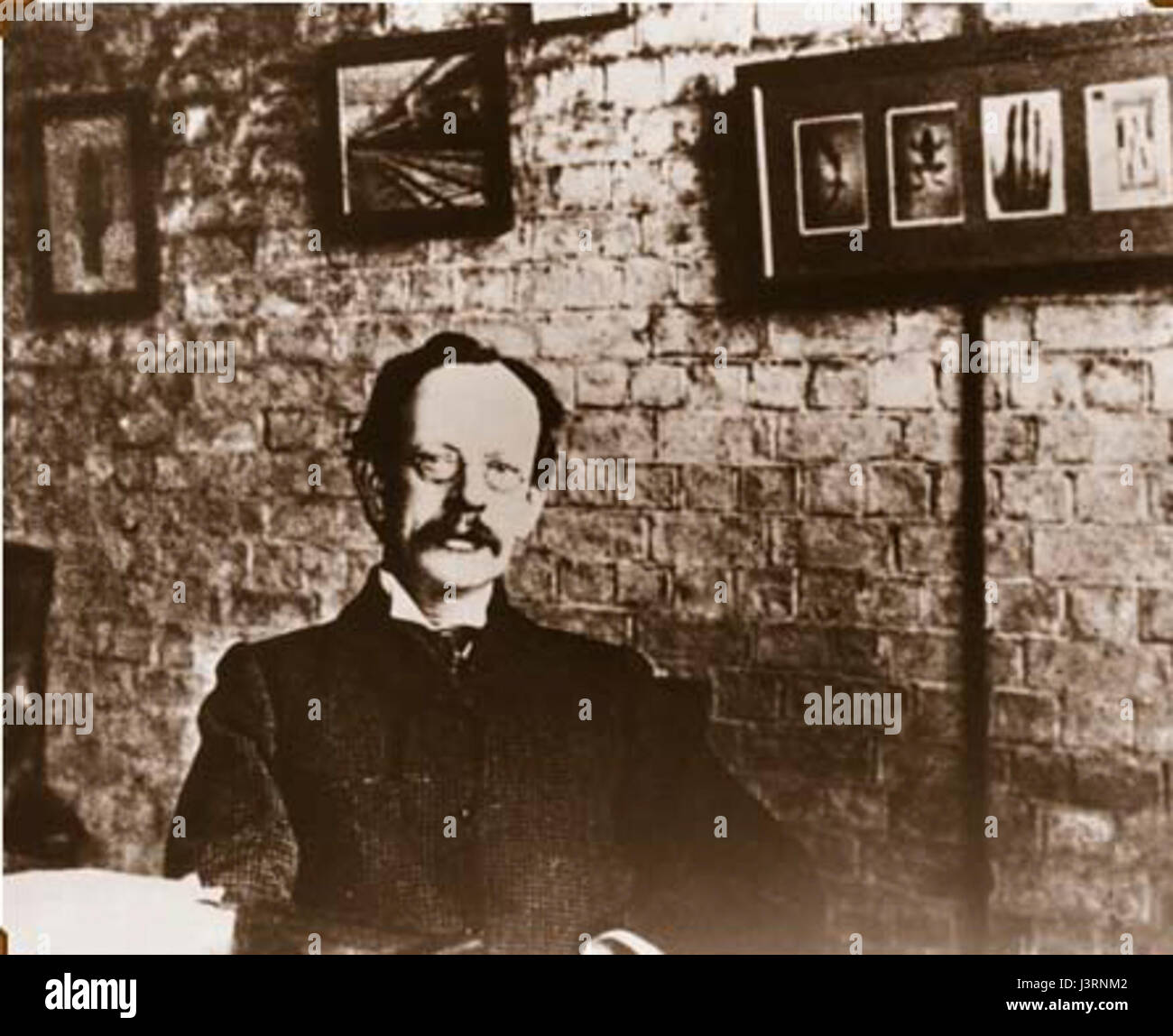 Joseph John Thomson, un rinomato fisico, è raffigurato nel suo laboratorio, dove condusse esperimenti rivoluzionari in fisica atomica, inclusa la scoperta dell'elettrone. Foto Stock