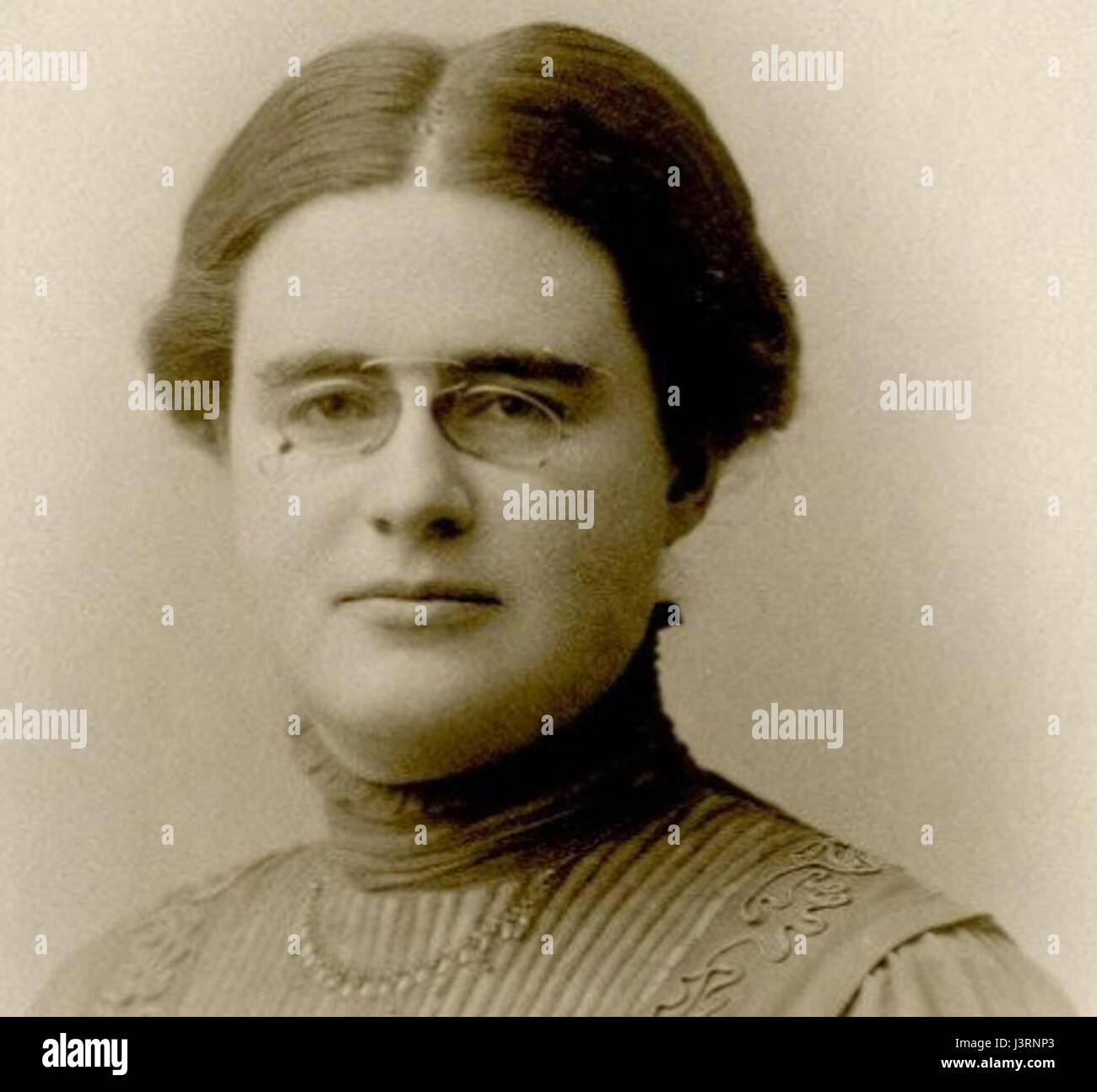 Questa fotografia raffigura Johanna Westerdijk, una scienziata olandese, insieme a Fidel Carl Albert Greiner, di fronte al Museo dell'Università di Utrecht. L'immagine è datata 1844, riflettendo il patrimonio accademico dell'epoca. Foto Stock