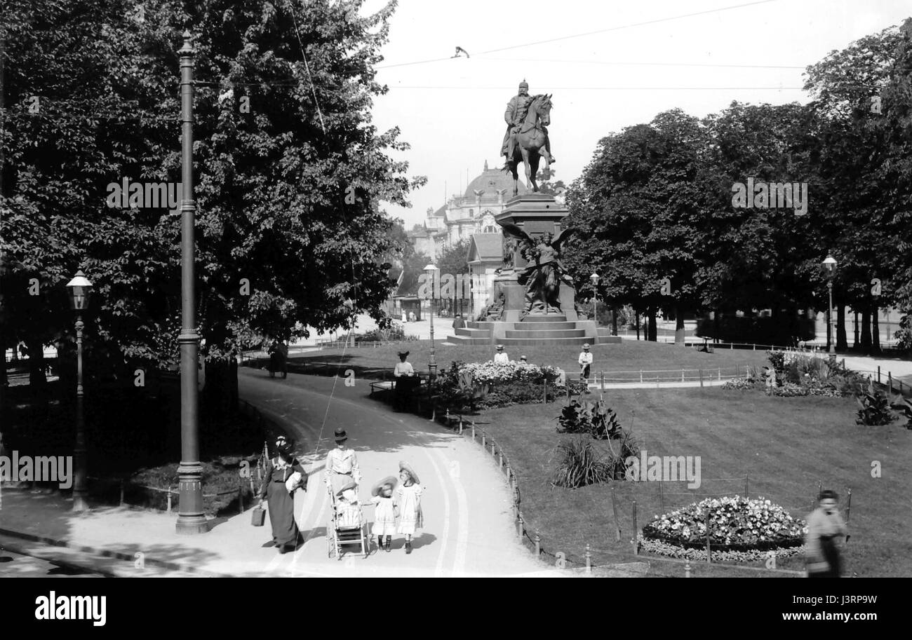La statua equestre del Kaiser Guglielmo I. a Karlsruhe, in Germania, fu eretta nel 1906 per onorare il primo imperatore tedesco. Rappresenta il significato storico della monarchia tedesca e la sua influenza sulla regione. Foto Stock