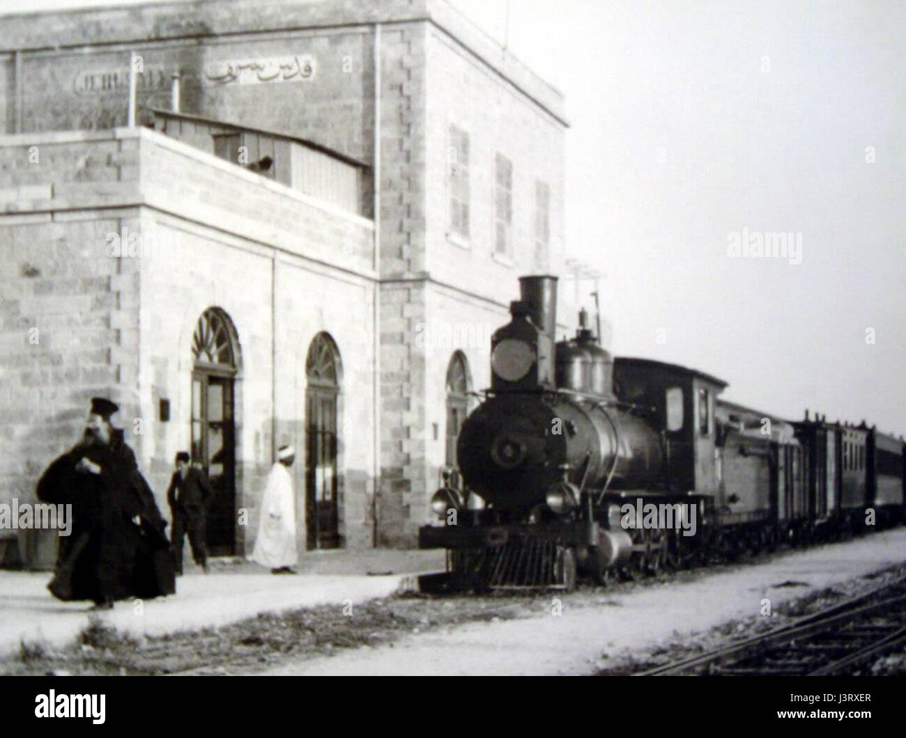 La stazione di Gerusalemme negli anni 1890 faceva parte della ferrovia Hejaz, che collegava la città di Damasco a Medina e infine alla Mecca. Questa stazione ha svolto un ruolo chiave nei viaggi religiosi e commerciali durante la fine del XIX secolo, in particolare per i pellegrini diretti verso le città sacre dell'Islam. Foto Stock