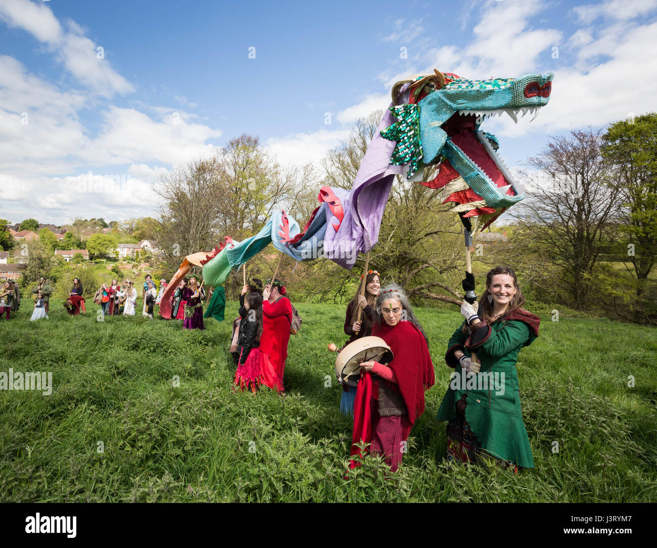 Beltane annuali celebrazioni il giorno di maggio in Glastonbury come parte di una tradizione pagana per celebrare la venuta di estate. Foto Stock