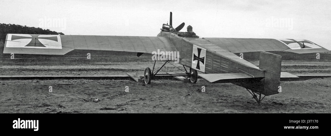Questa immagine intitolata "JunkerJ1Back" si riferisce probabilmente a una fotografia o illustrazione storica di un aereo Junkers J1 del 1915. Lo Junkers J1 era un monoplano tedesco e uno dei primi aerei interamente in metallo, significativo nello sviluppo dell'aviazione durante la prima guerra mondiale Foto Stock