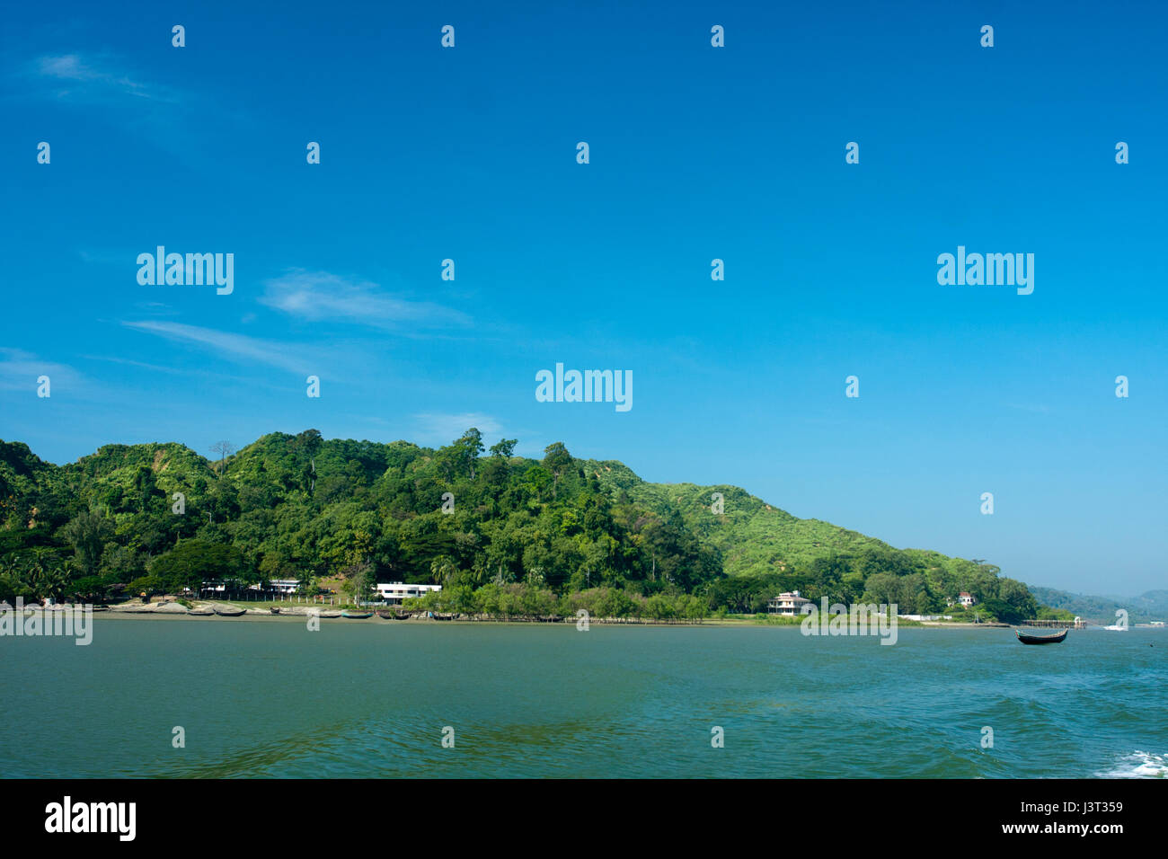 Ne Tong o Toinga Hill sulla banca del fiume di Naf a Teknaf. Cox's Bazar, Bangladesh Foto Stock