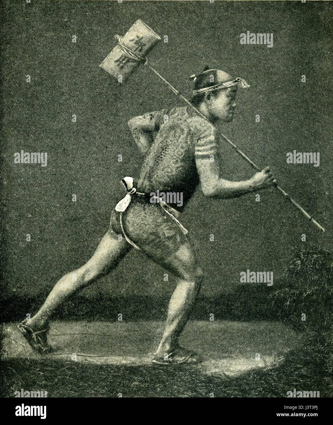 Questa immagine raffigura un postino giapponese tratto da un libro del 1902, che riflette il sistema postale e l'abbigliamento tradizionale del Giappone all'epoca. L'immagine offre uno scorcio sulla società e sui servizi postali giapponesi dell'inizio del XX secolo. Foto Stock