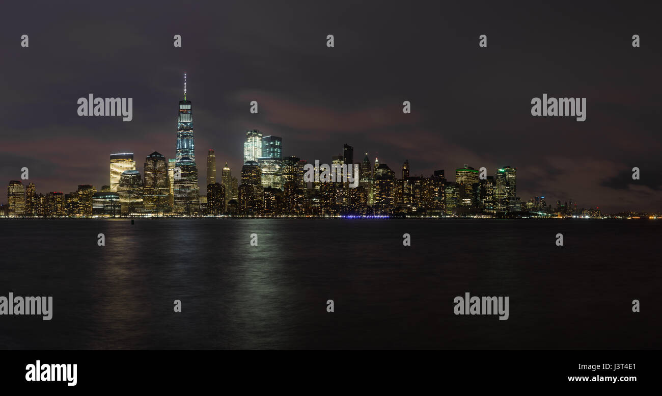 Inferiore dello Skyline di Manhattan dal New Jersey attraverso il Fiume Hudson al crepuscolo, New York Foto Stock