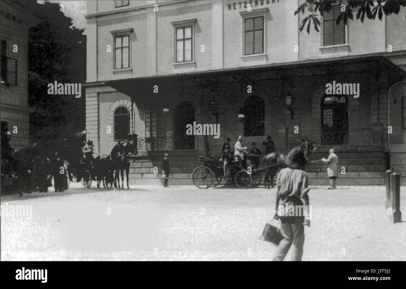 La fotografia intitolata "Kaiser Franz Joseph im Bhf Hetzendorf 1912" cattura l'imperatore austriaco Francesco Giuseppe i alla stazione ferroviaria di Hetzendorf a Vienna nel 1912. Questa immagine documenta le apparizioni pubbliche del emperorâ e la sua associazione con gli eventi chiave durante il suo regno sull'Impero austro-ungarico. Foto Stock