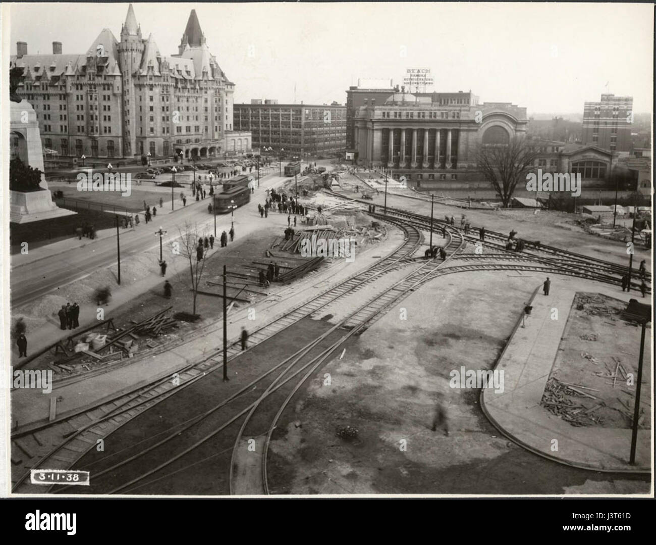 Questo riferimento fa riferimento ai miglioramenti apportati ai binari ferroviari della Confederazione, parte del più ampio sforzo di modernizzazione delle infrastrutture di trasporto. Tali miglioramenti miravano ad aumentare l'efficienza e la sicurezza del sistema ferroviario. Foto Stock