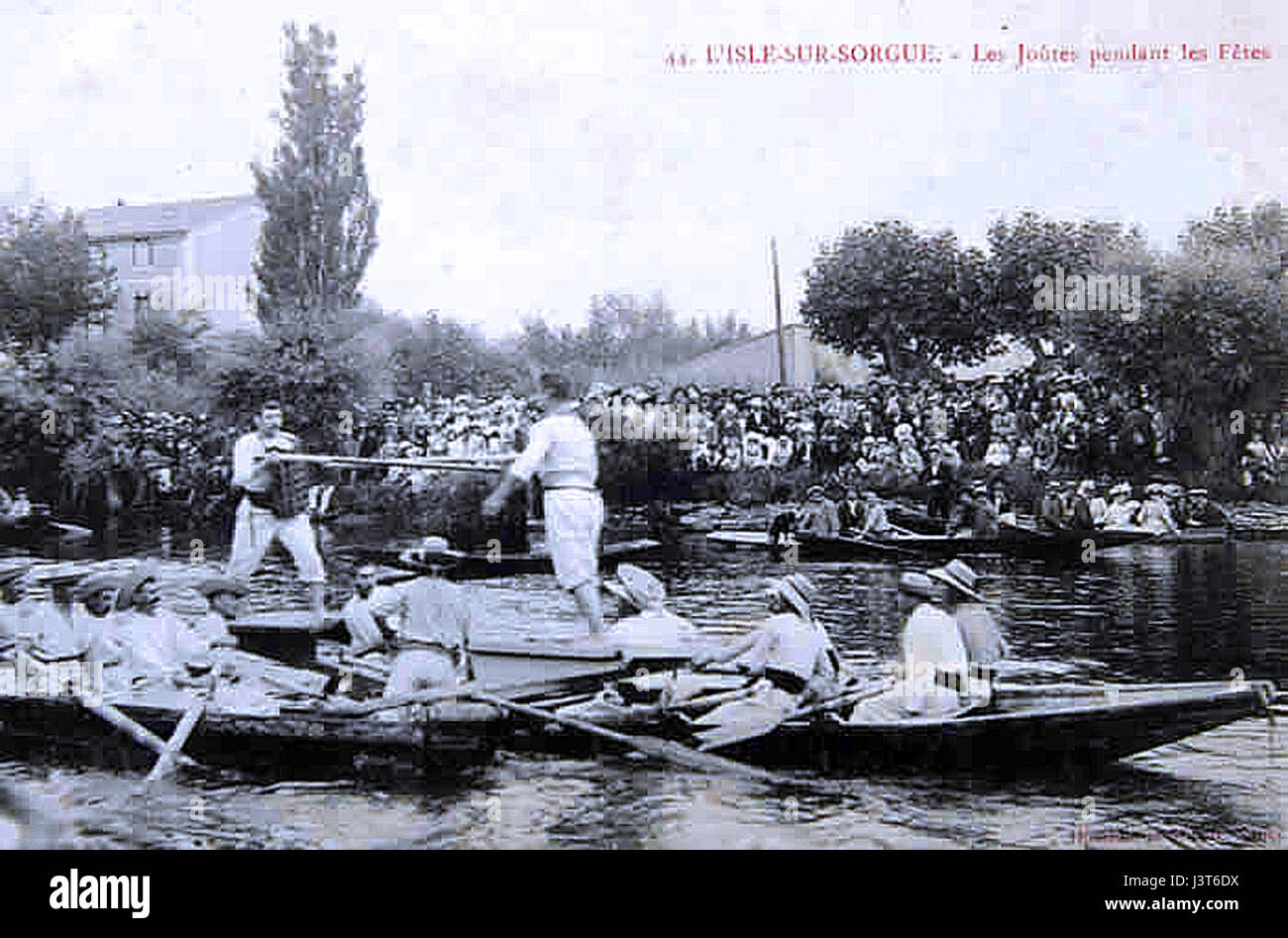 L'Isle-sur-la-Sorgue è conosciuta per le sue giostre tradizionali, una forma di giostra d'acqua, dove i partecipanti sulle barche si impegnano in gare tentando di far cadere gli avversari in acqua. L'evento si svolge nella pittoresca cittadina di Isle-sur-la-Sorgue in Francia, aggiungendo un patrimonio culturale unico alla regione. Foto Stock