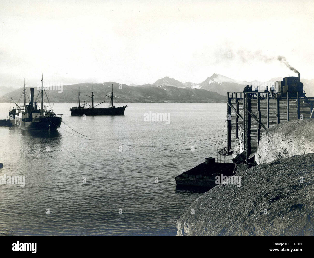 Kings Bay Kull Compani (13) si riferisce a una società con sede nella zona di Kings Bay, nota per il suo coinvolgimento in varie attività commerciali e industriali. Questa organizzazione svolge un ruolo chiave nello sviluppo regionale. Foto Stock
