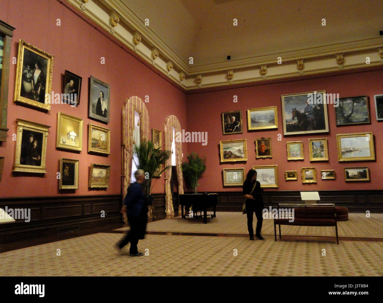 Questa immagine cattura l'interno della Renwick Gallery di Washington, D.C., conosciuta per le sue collezioni di artigianato americano e arti decorative. Lo spazio mette in risalto un mix di architettura classica e mostre contemporanee. Foto Stock Questa immagine cattura l'interno della Renwick Gallery di Washington, D.C., conosciuta per le sue collezioni di artigianato americano e arti decorative. Lo spazio mette in risalto un mix di architettura classica e mostre contemporanee. Foto Stock