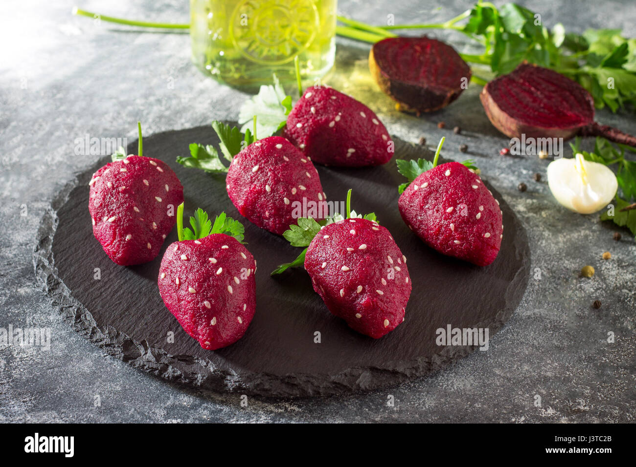 Vegan fragola snack di bollito di bietole farcite con le aringhe. Foto Stock