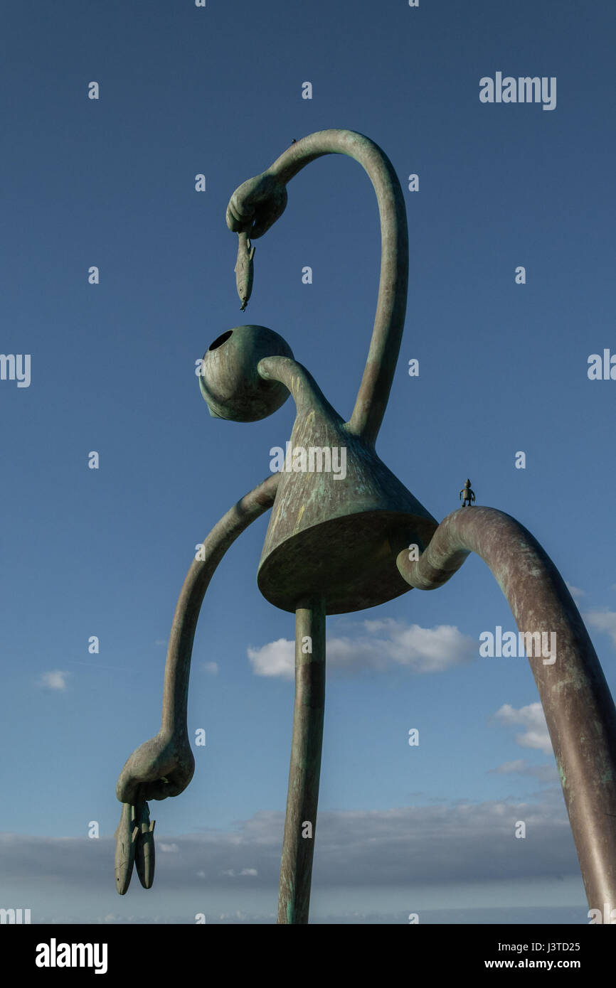 Il mangiatore di aringhe scultura parte delle fiabe permanente dal salone del mare da tom otterness, trovati in scheveningenin in den haag, Paesi Bassi Foto Stock