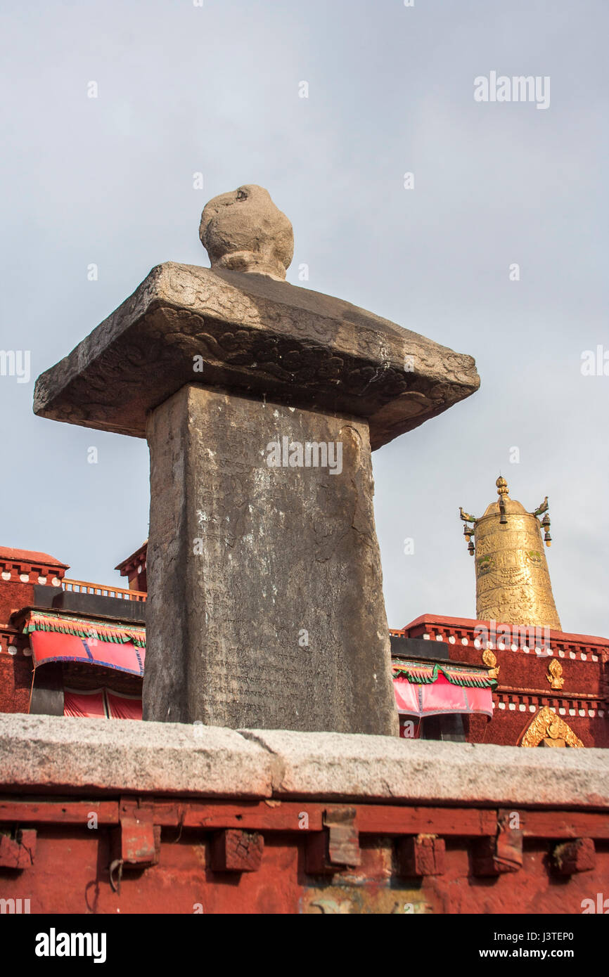 Tang-Tibetan trattato di pace e del montante Dhvaja il Banner di Vittoria in golden metalic formare su di Jokhang Tempio, Lhasa, in Tibet Foto Stock