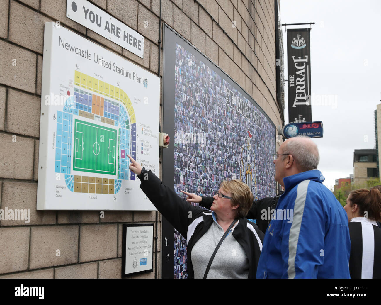 Tifosi guardare il Newcastle United Stadium piano durante il cielo di scommessa match del campionato a St James Park, Newcastle. Foto Stock