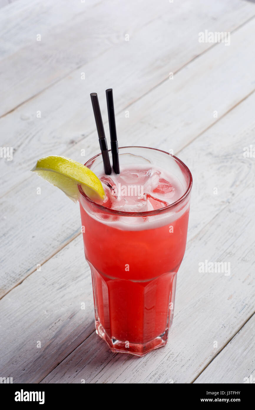 La vodka cocktail con succo di pompelmo, calce e il ghiaccio. Su sfondo bianco. Foto Stock