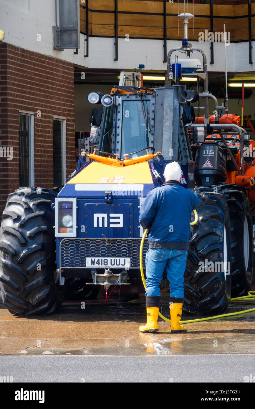 Redcar RNLI scialuppa di salvataggio costiera stazione di lancio veicolo di traino a Clayton Engineering astragalo MB-4H Articolate Gommate trattore essendo lavato dopo l'uso Foto Stock