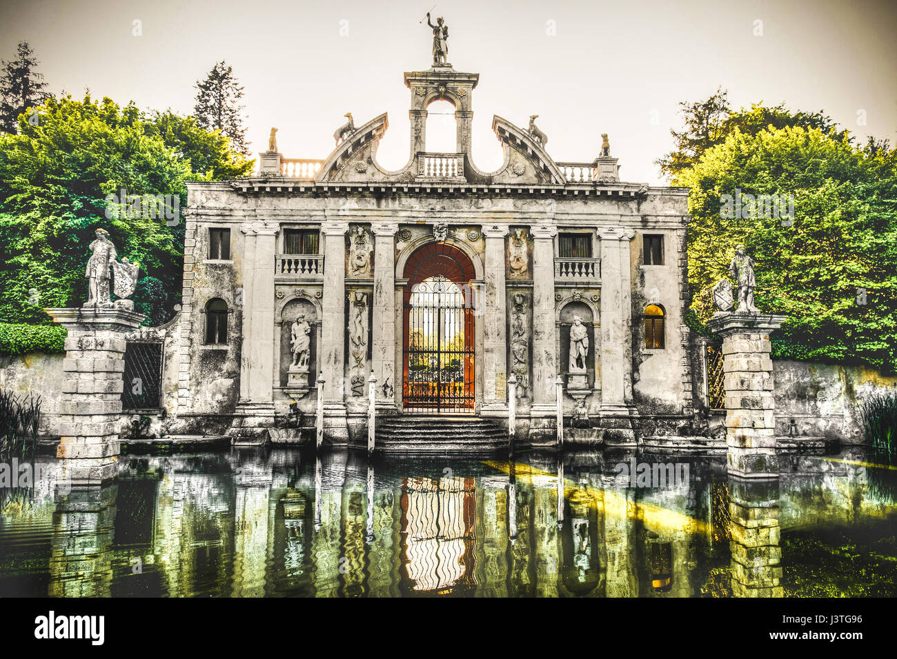 Valsanzibio giardino italiano gate e stagno, ingresso di Villa Barbarigo Foto Stock