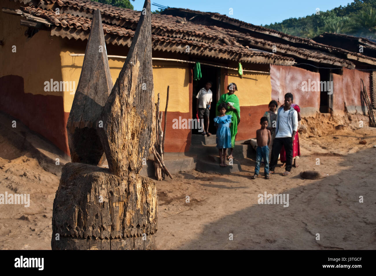 Kutia kondh altare dedicato a Doorani penu, la terra di Dio. In background, Kutia Kondh tribù davanti alla loro casa ( India) Foto Stock