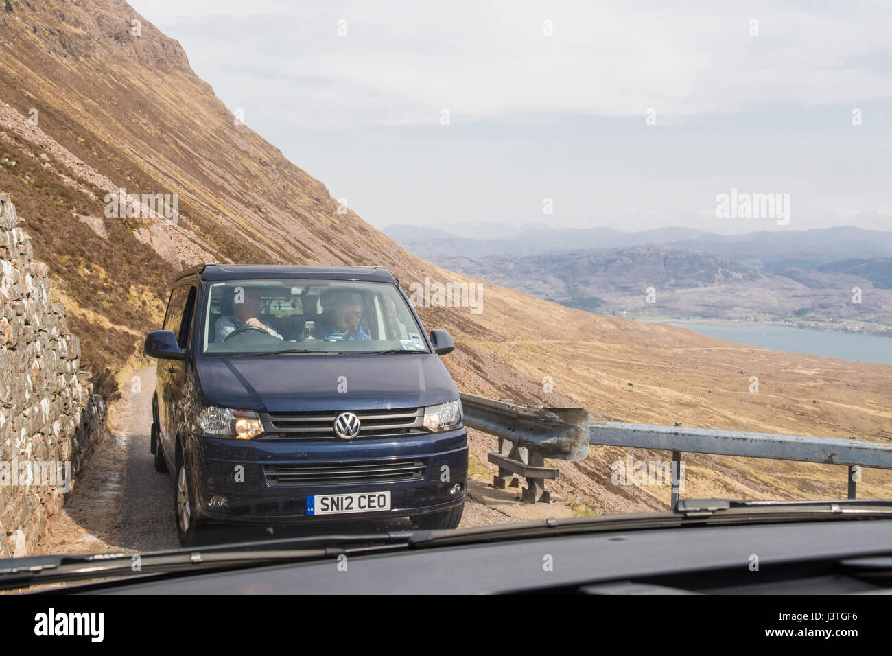 Bealach na Ba - camper van utilizzando passante posto - visto attraverso il parabrezza del veicolo in avvicinamento, Highlands scozzesi, REGNO UNITO Foto Stock